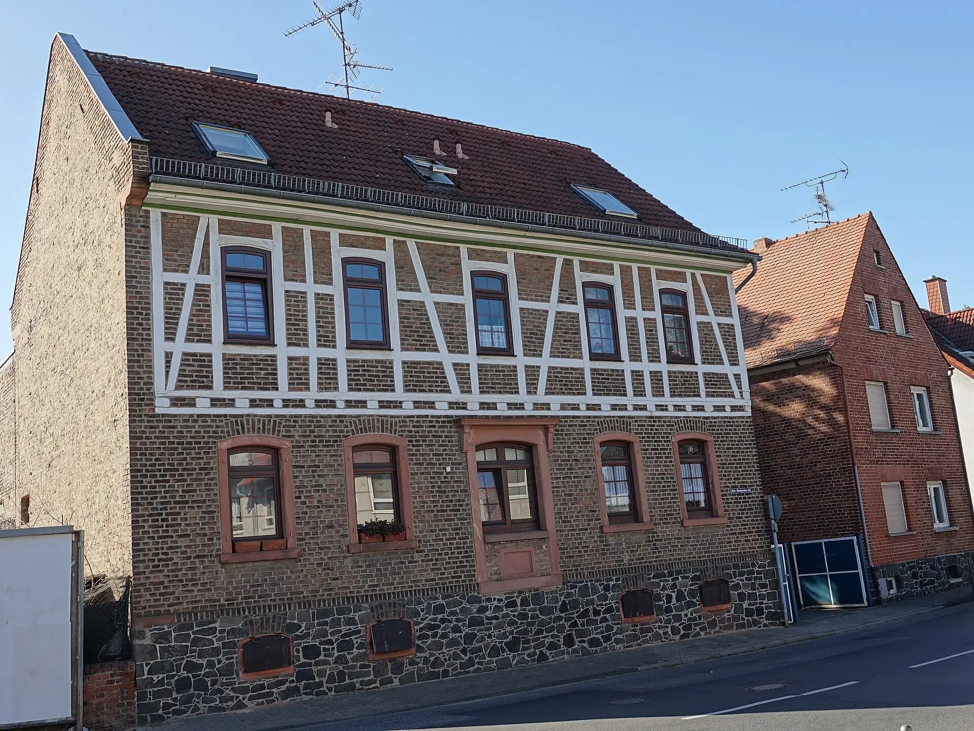 Wohnhaus mit Fachwerkobergeschoss an der Alten Rathausstraße in Hanau-Mittelbuchen