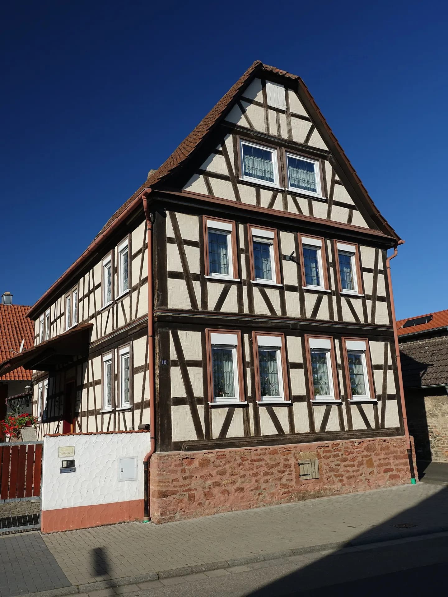 Giebelständiges Fachwerkhaus mit Sandsteinsockel an der Alten Rathausstraße in Hanau-Mittelbuchen