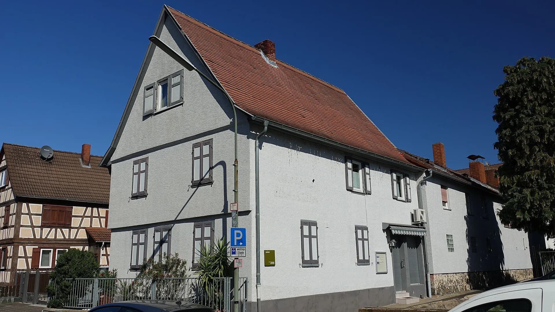 Verputztes Giebelhaus an der Alten Rathausstraße in Hanau-Mittelbuchen