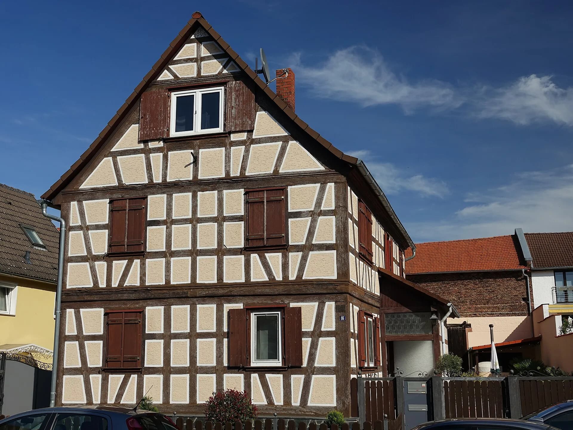 Fachwerkhaus mit braunen Klappläden an der Alten Rathausstraße in Hanau-Mittelbuchen