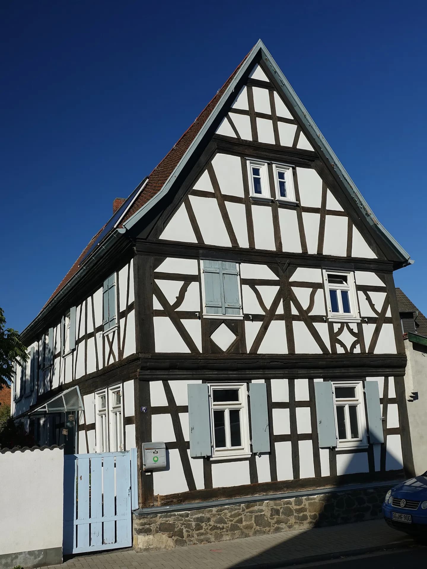 Fachwerkgiebel mit Andreaskreuzen an der Alten Rathausstraße in Hanau-Mittelbuchen