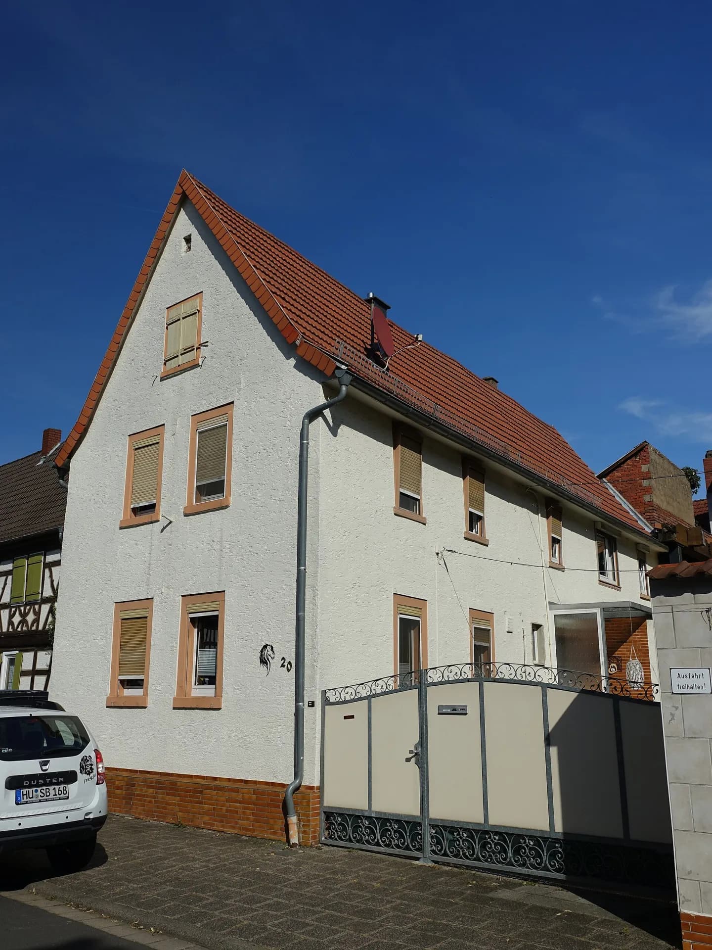 Weiß verputztes Wohnhaus an der Alten Rathausstraße in Hanau-Mittelbuchen