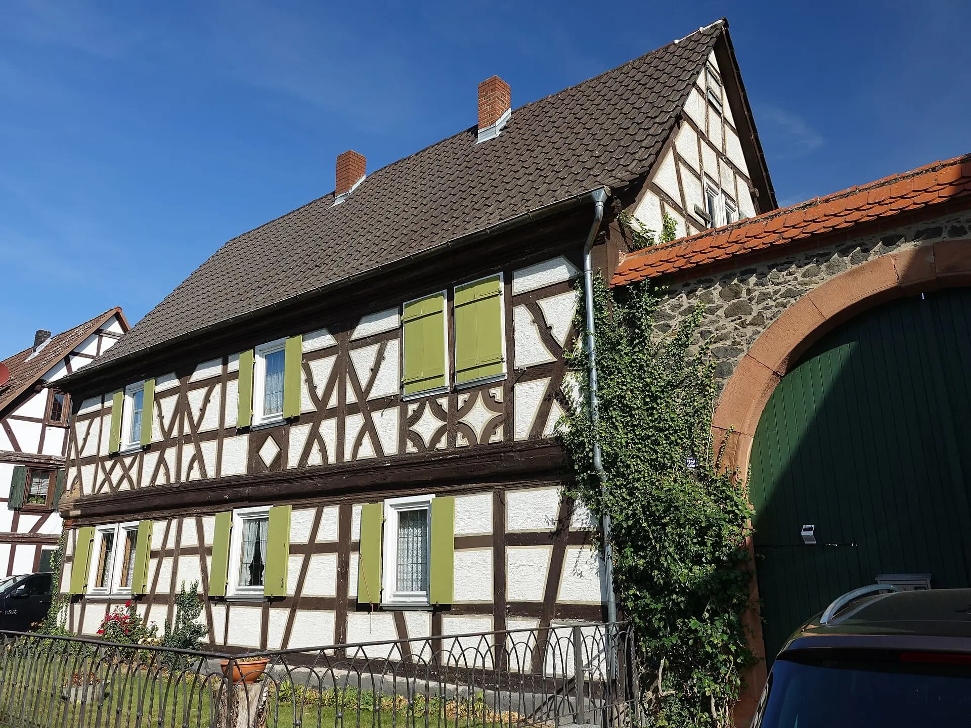 Hofanlage mit grünem Tor an der Alten Rathausstraße in Hanau-Mittelbuchen