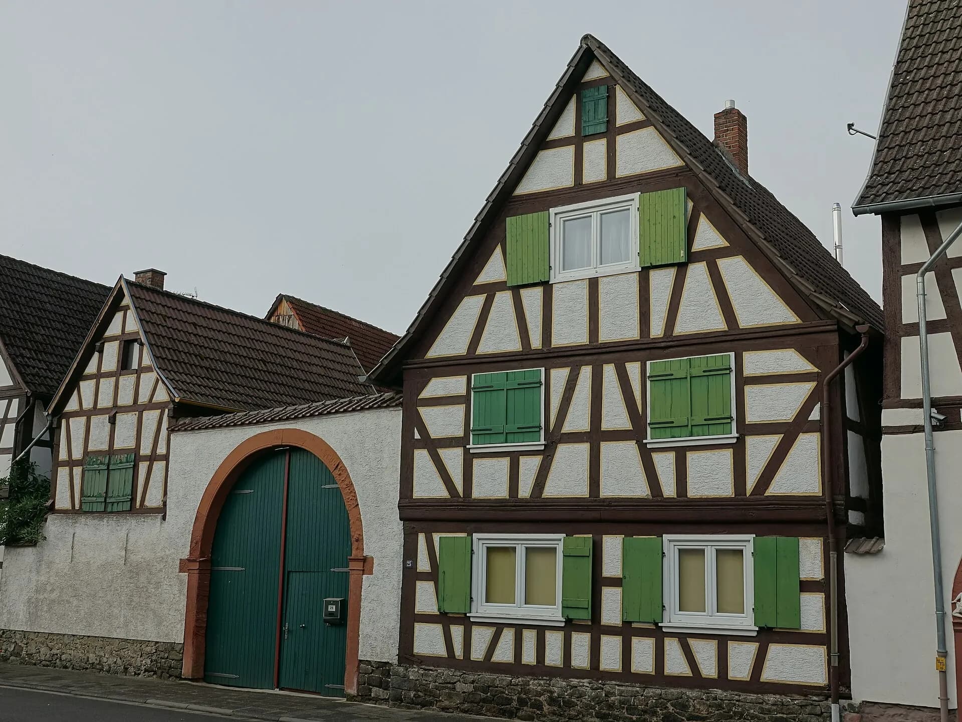Fachwerkscheune mit grünem Hoftor an der Alten Rathausstraße in Hanau-Mittelbuchen