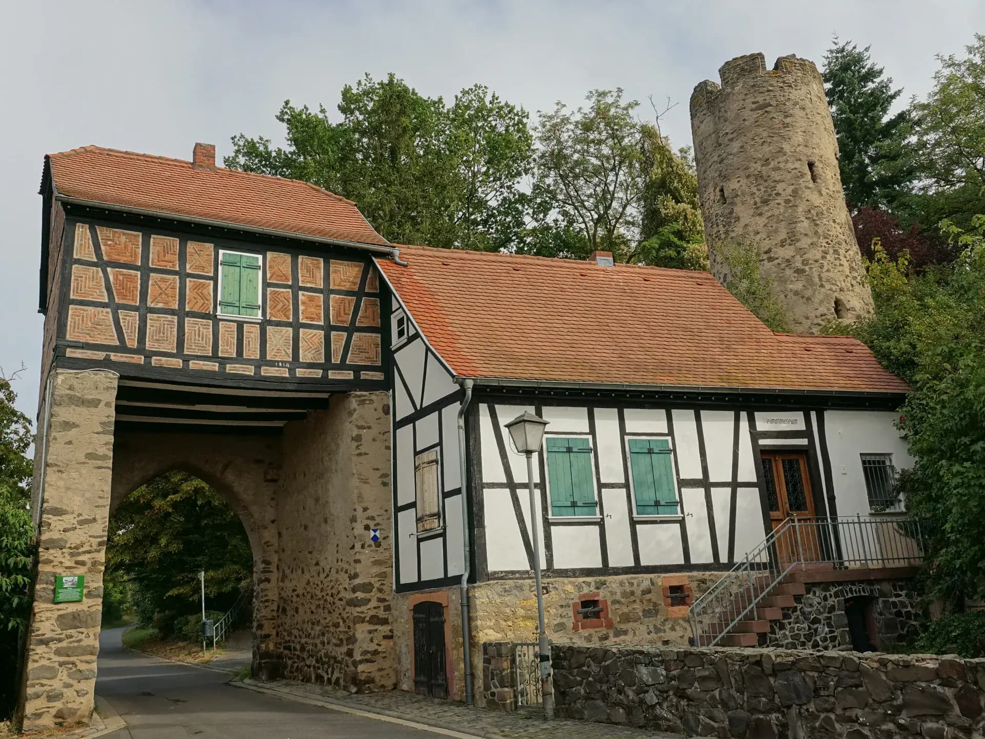 Obertor mit Heimatmuseum und Wehrturm in Hanau-Mittelbuchen