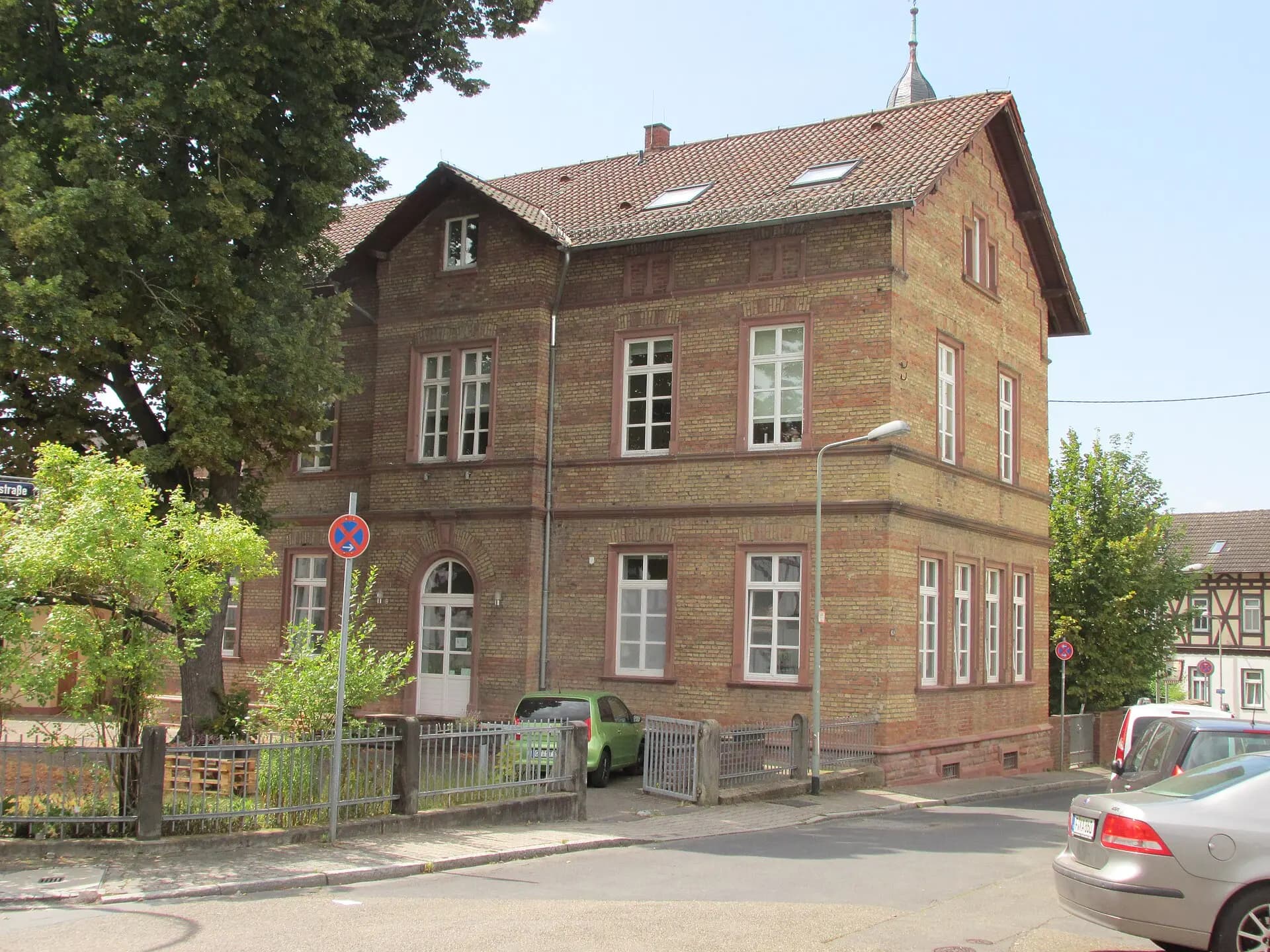 Backsteinbau der alten Schule an der Homburger Landstraße in Frankfurt Bonames