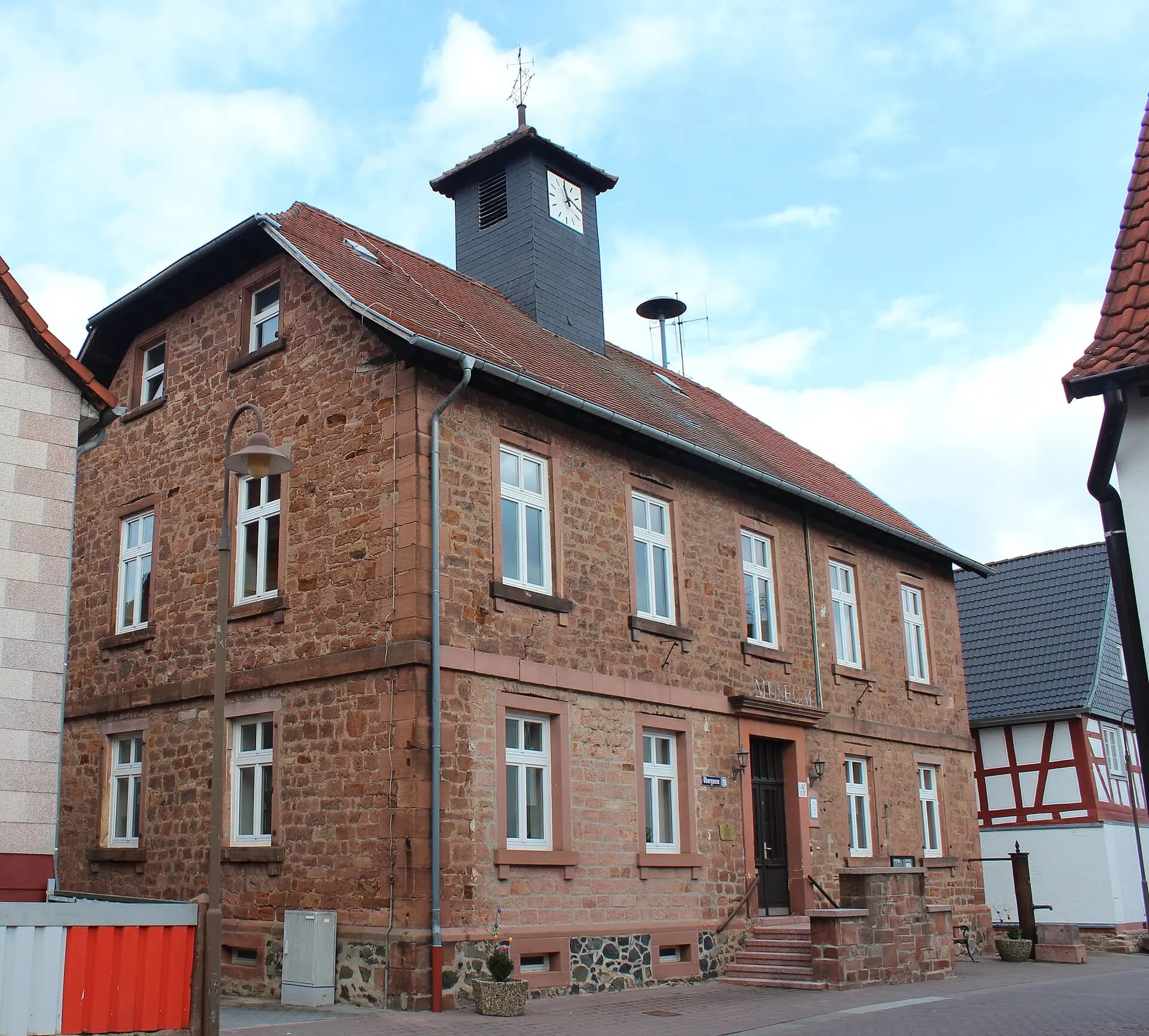 Alte Schule aus Sandstein in Gründau-Niedergründau