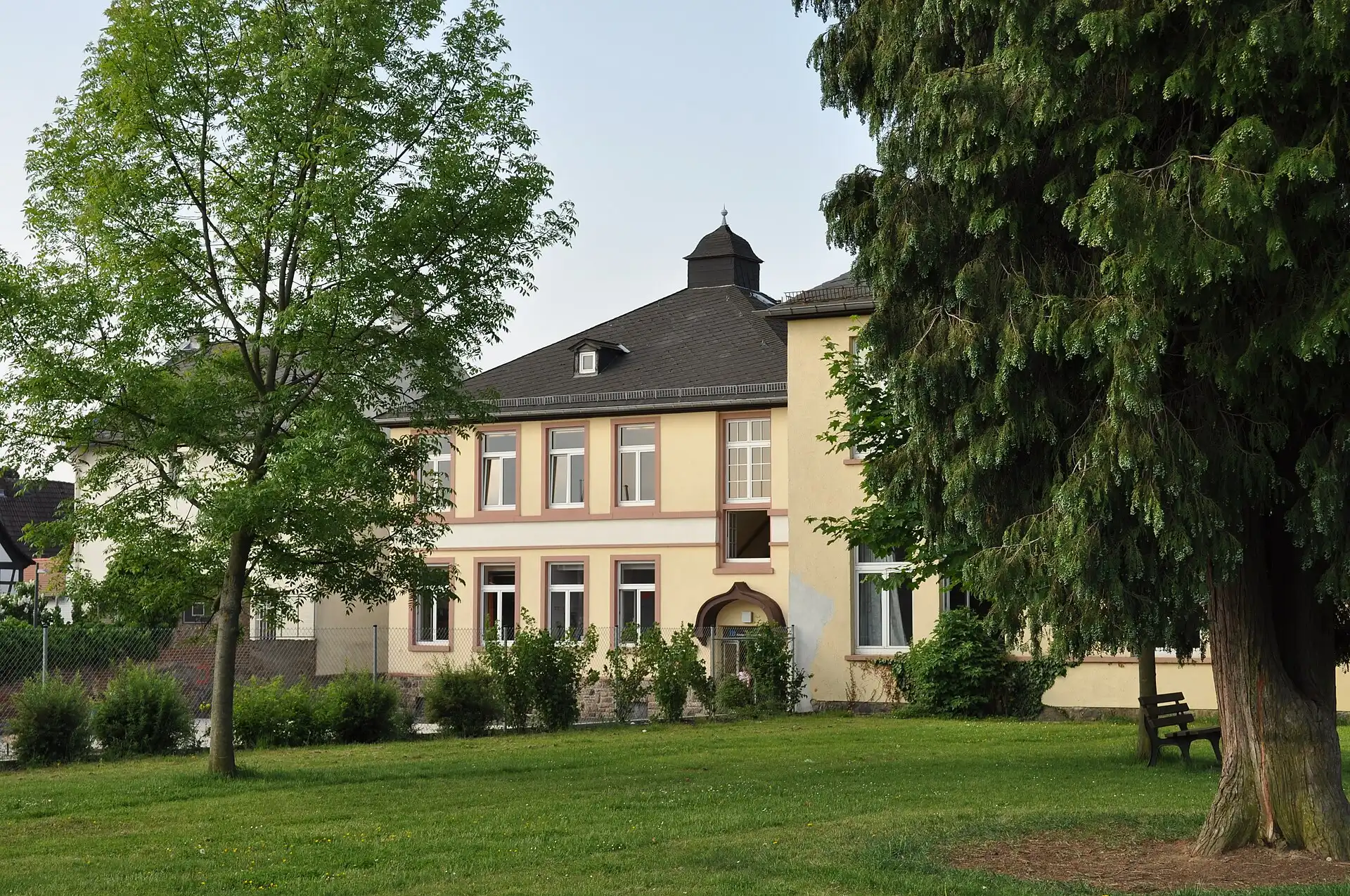 Rückseite des Altbaus der alten Schule in Oberursel-Bommersheim
