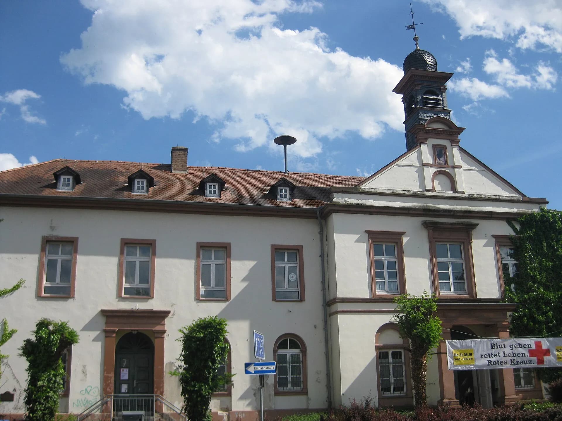 Alte Schule in Schwalbach am Taunus von der Seite