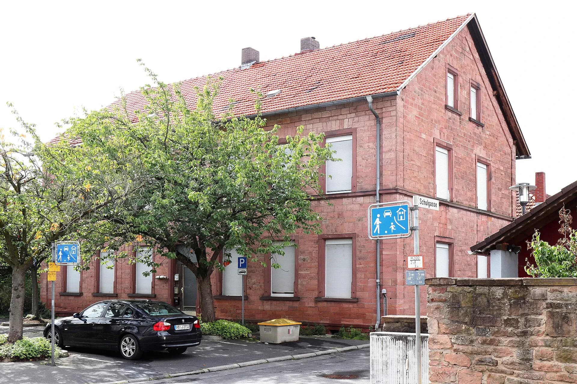 Ehemaliges Schulhaus aus rotem Sandstein in Aschaffenburg-Obernau