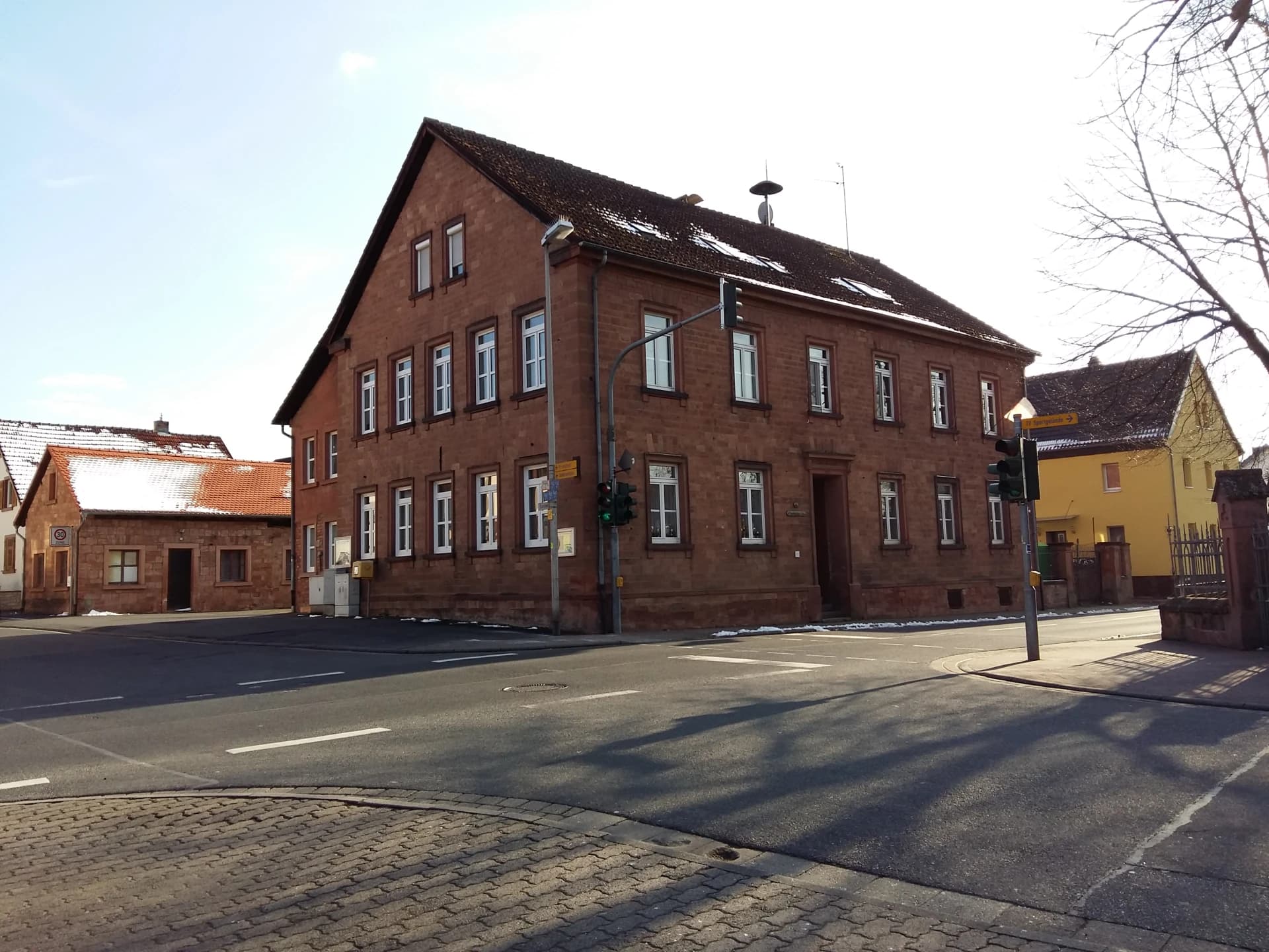 Alte Schule im Ortsteil Wenigumstadt in Großostheim