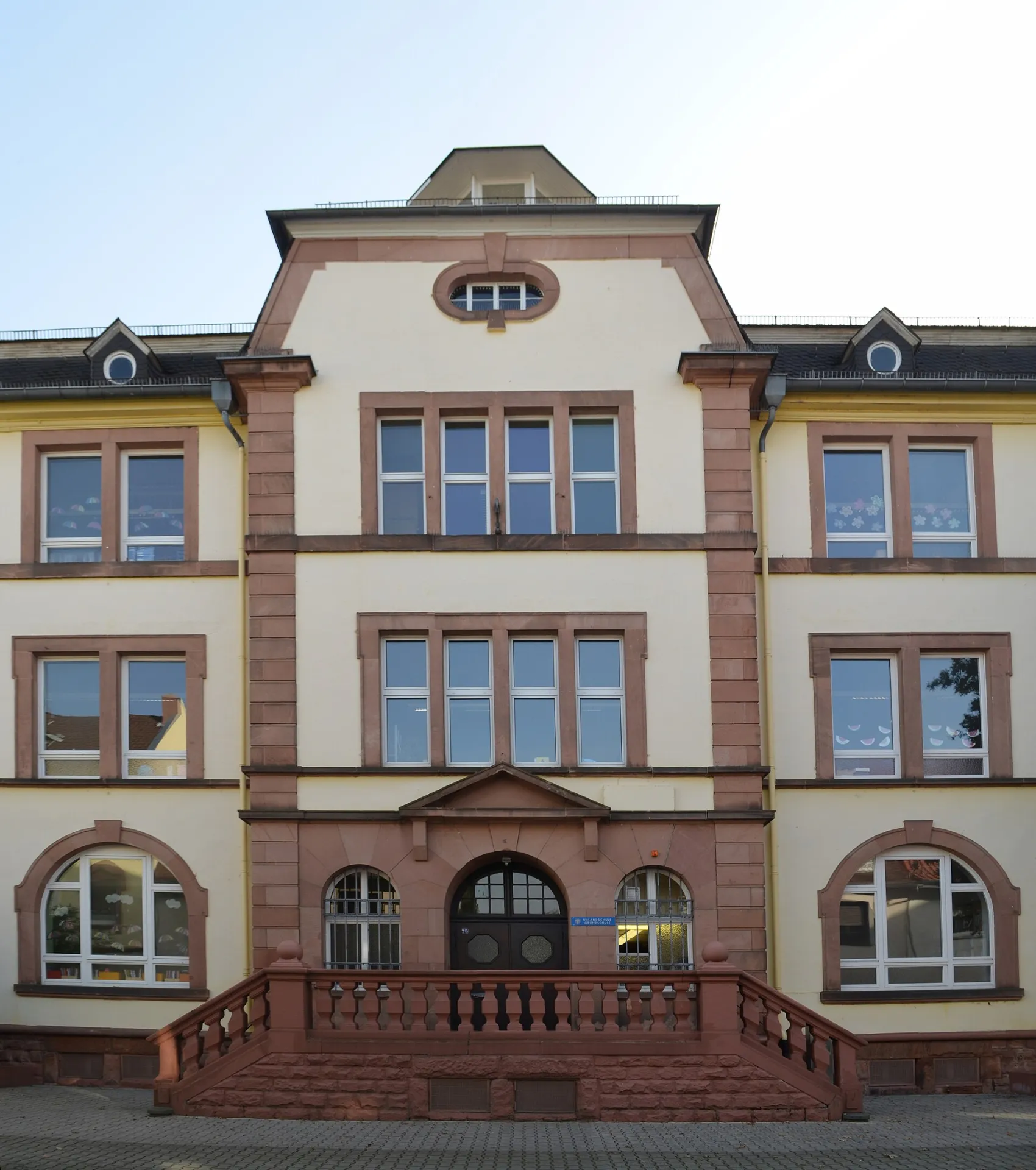 Historisches Schulgebäude an der Stiftstraße in Offenbach-Bürgel