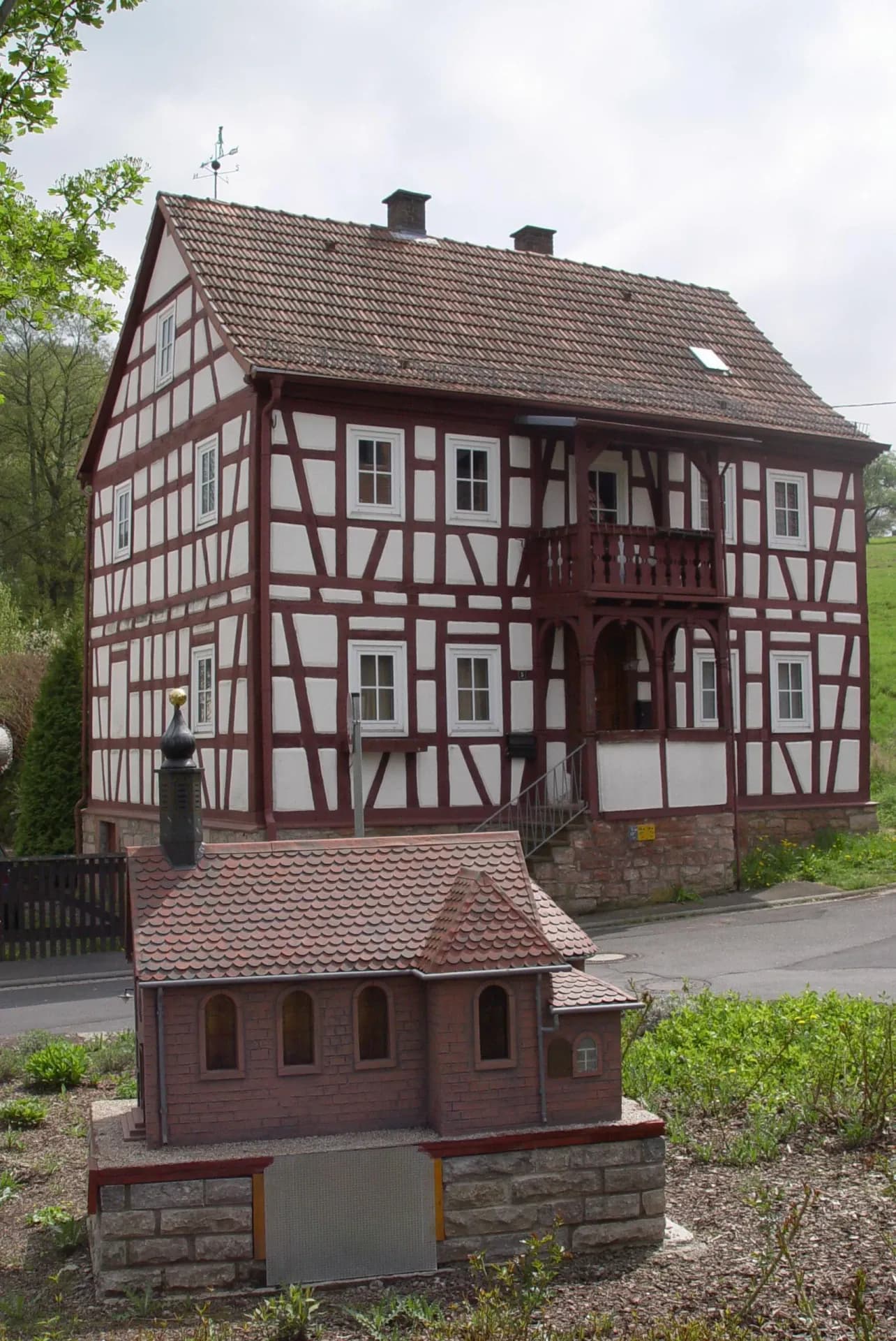 Alte Schule mit Backhaus in Aschaffenburg-Gailbach