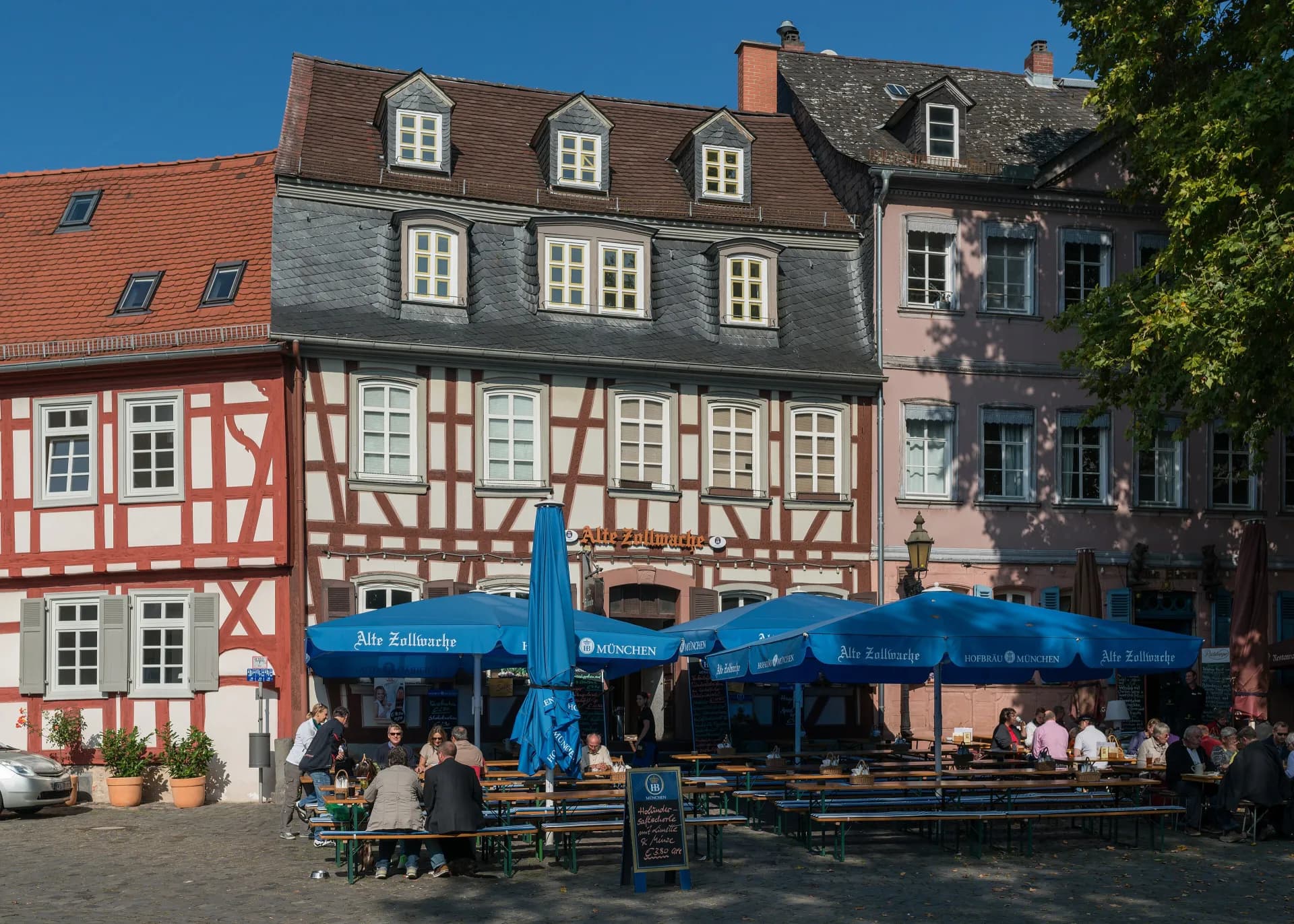 Alte Zollwache mit Außengastronomie in Frankfurt Höchst