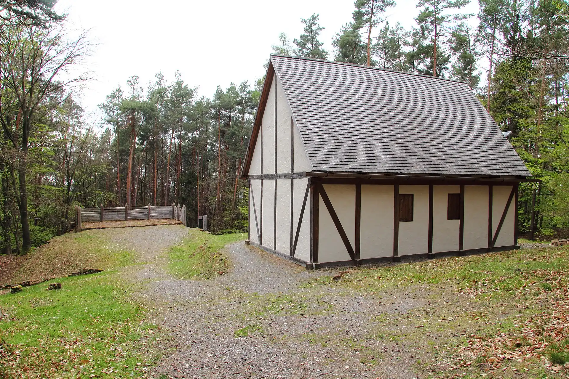 Nachgebautes Keltenhaus auf der Altenburg bei Sulzbach am Main