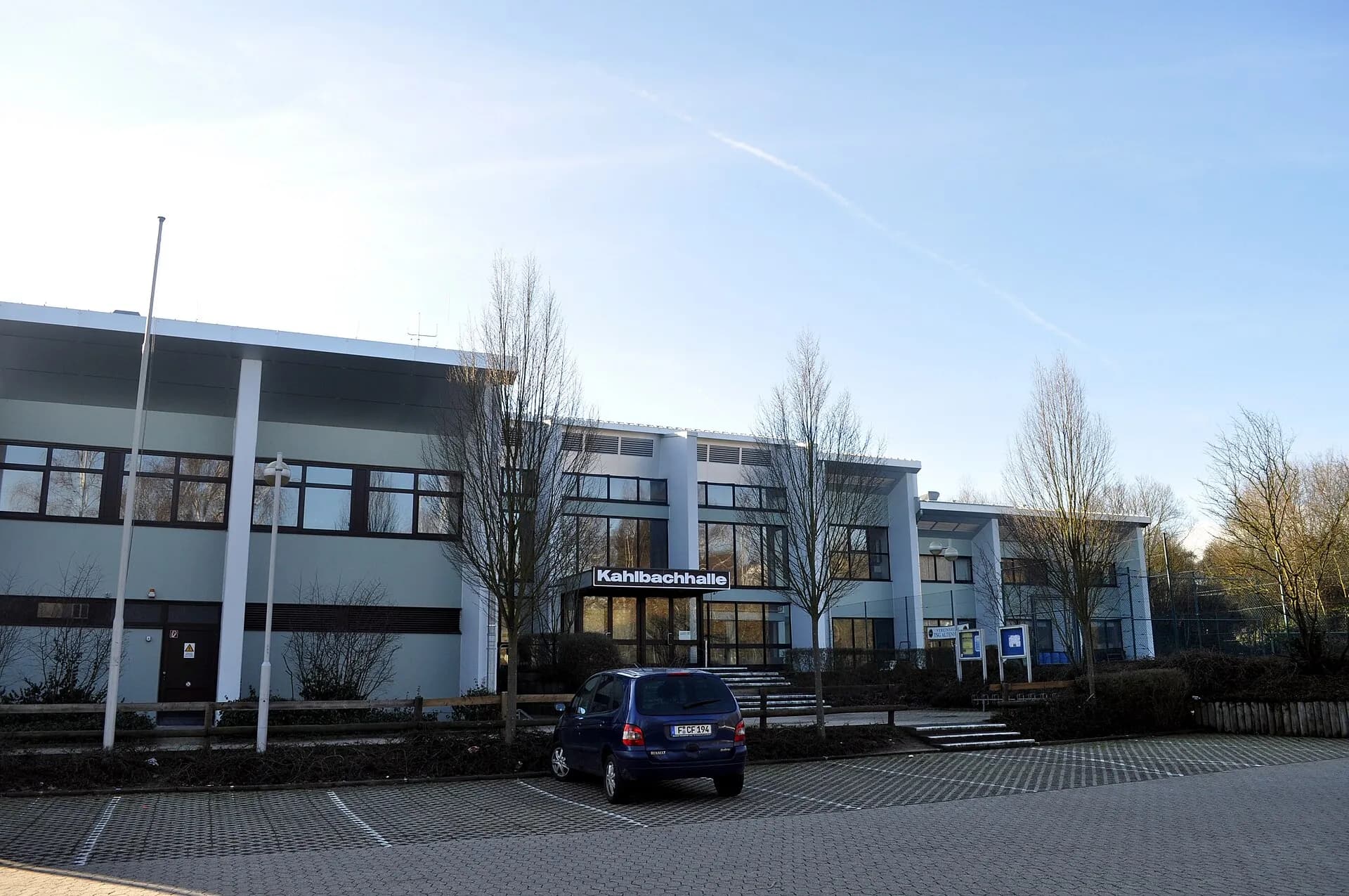 Kahlbachhalle im Gegenlicht im Stadtteil Altenhain in Bad Soden am Taunus