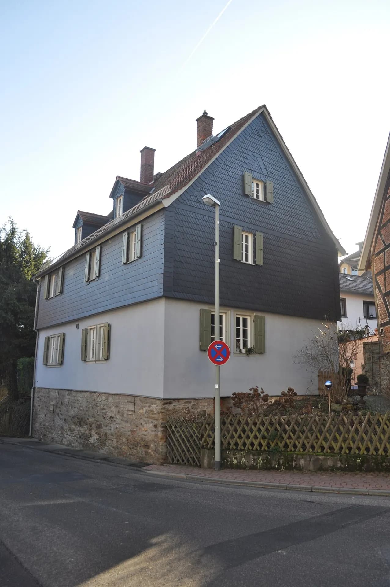 Schiefergedecktes Haus in der Langstraße im Stadtteil Altenhain in Bad Soden am Taunus