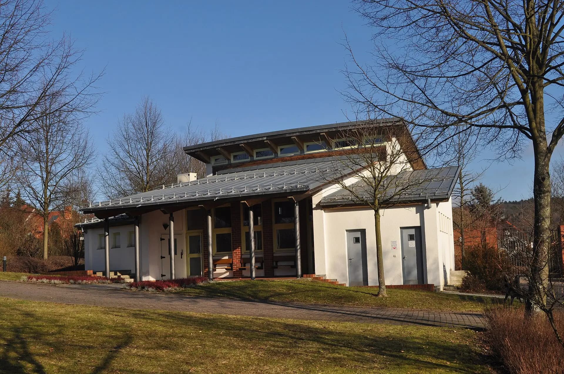 Trauerhalle auf dem Friedhof im Stadtteil Altenhain in Bad Soden am Taunus