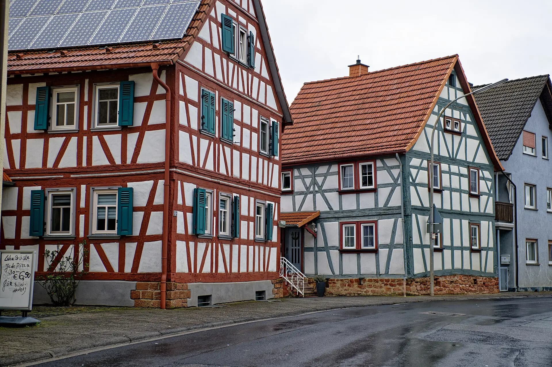 Häuserzeile in der Hauptstraße im Ortsteil Altenmittlau in Freigericht