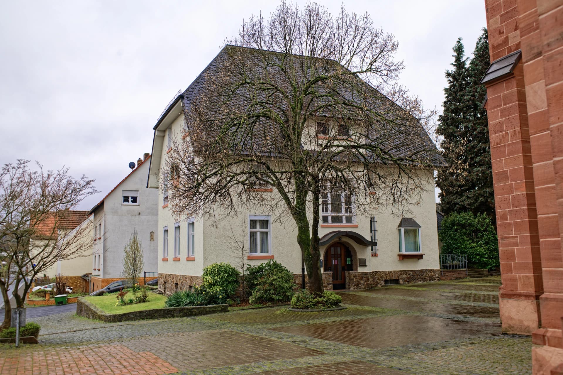 Pfarrhaus in der Kegelbahnstraße 60 im Ortsteil Altenmittlau in Freigericht