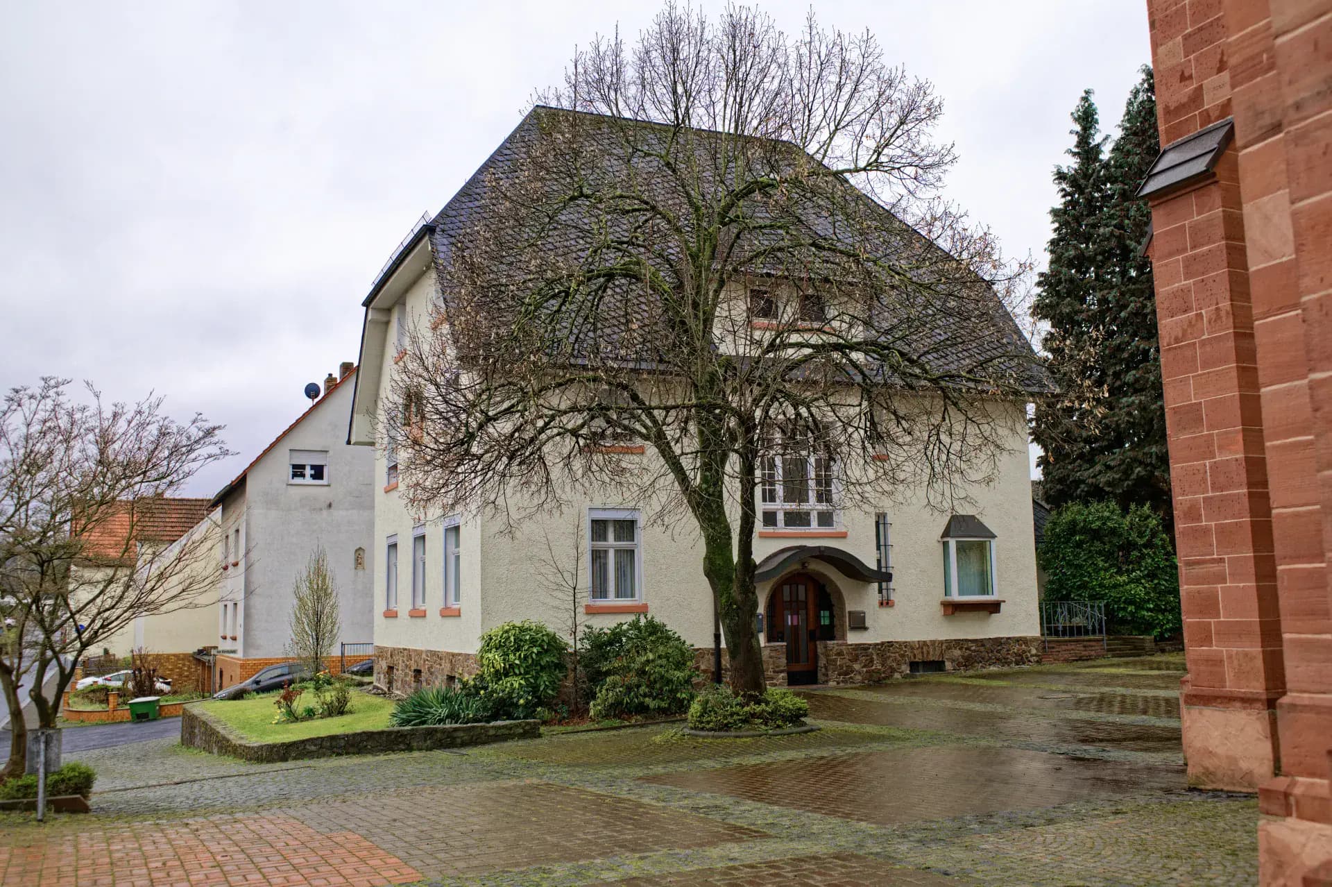 Pfarrhaus in der Kegelbahnstraße 60 im Ortsteil Altenmittlau in Freigericht