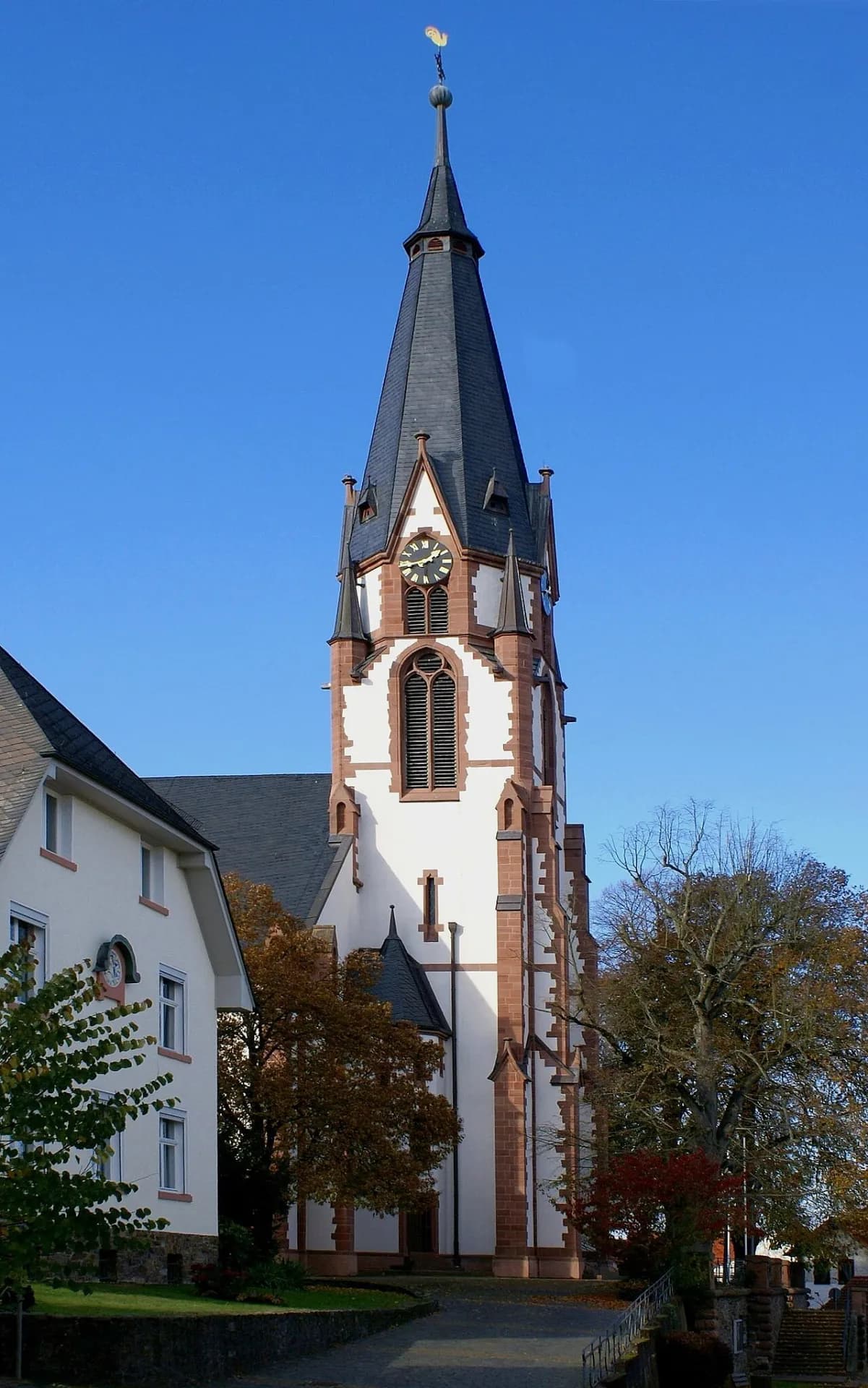 Kirchturm von St. Markus vor blauem Himmel im Ortsteil Altenmittlau in Freigericht