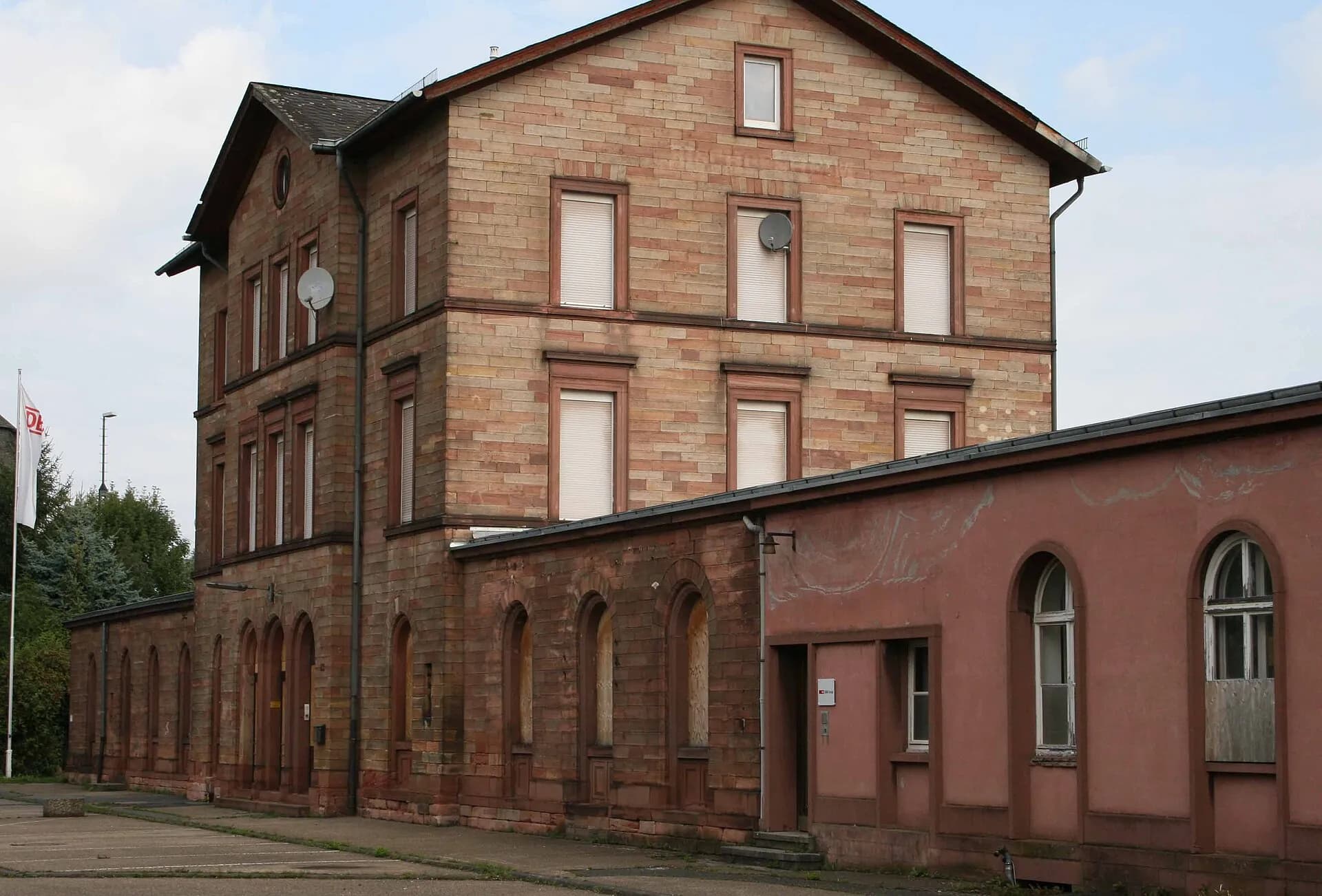Alter Bahnhof mit Sandsteinfassade in Bischofsheim