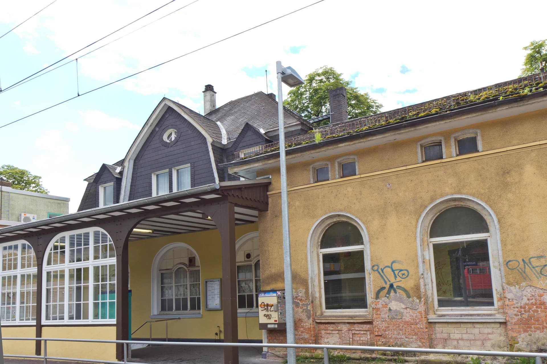 Bahnsteigseite des alten Bahnhofsgebäudes Heldenbergen-Windecken in Nidderau