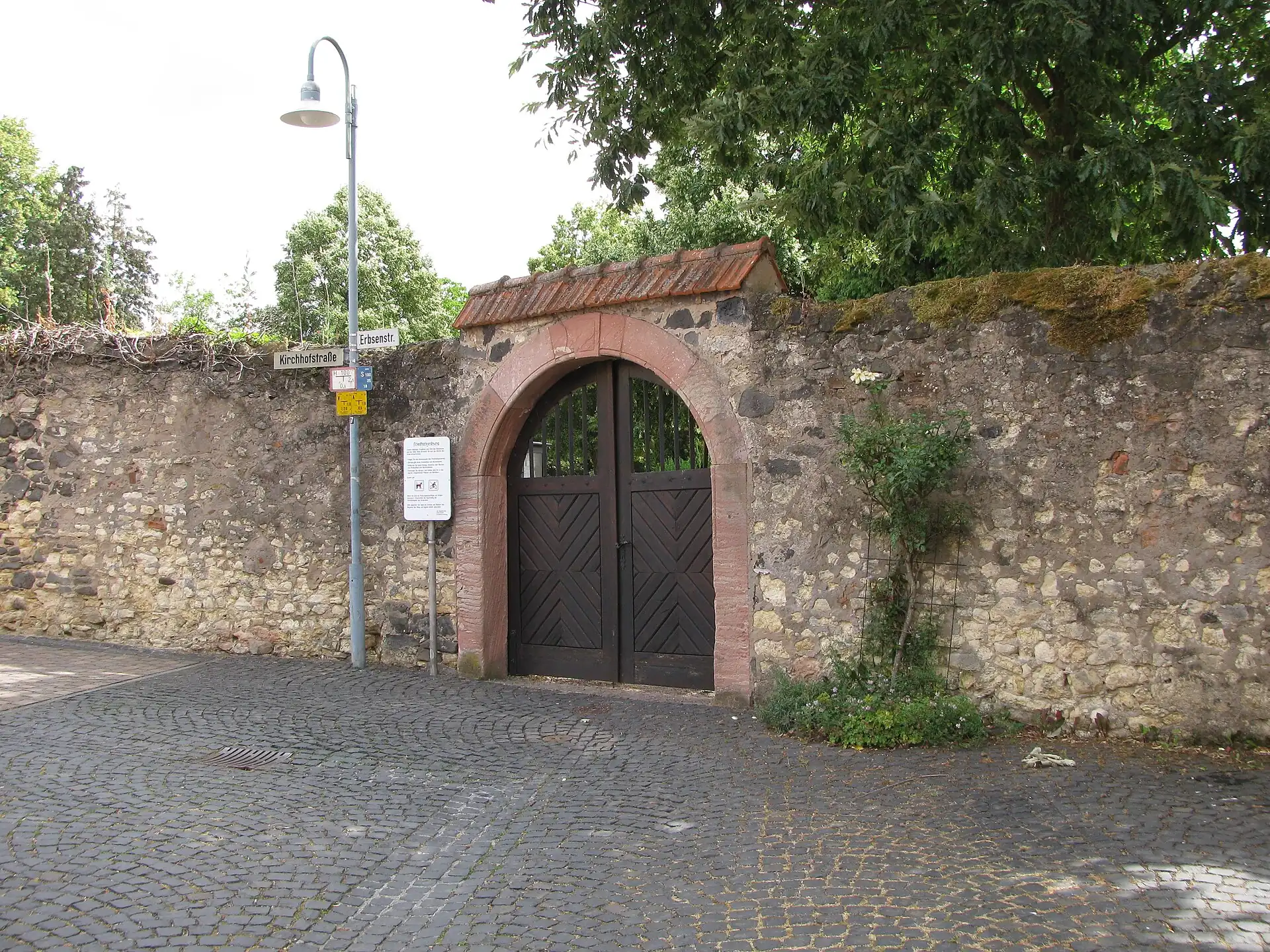 Torbogen zum Alten Friedhof in Maintal-Wachenbuchen
