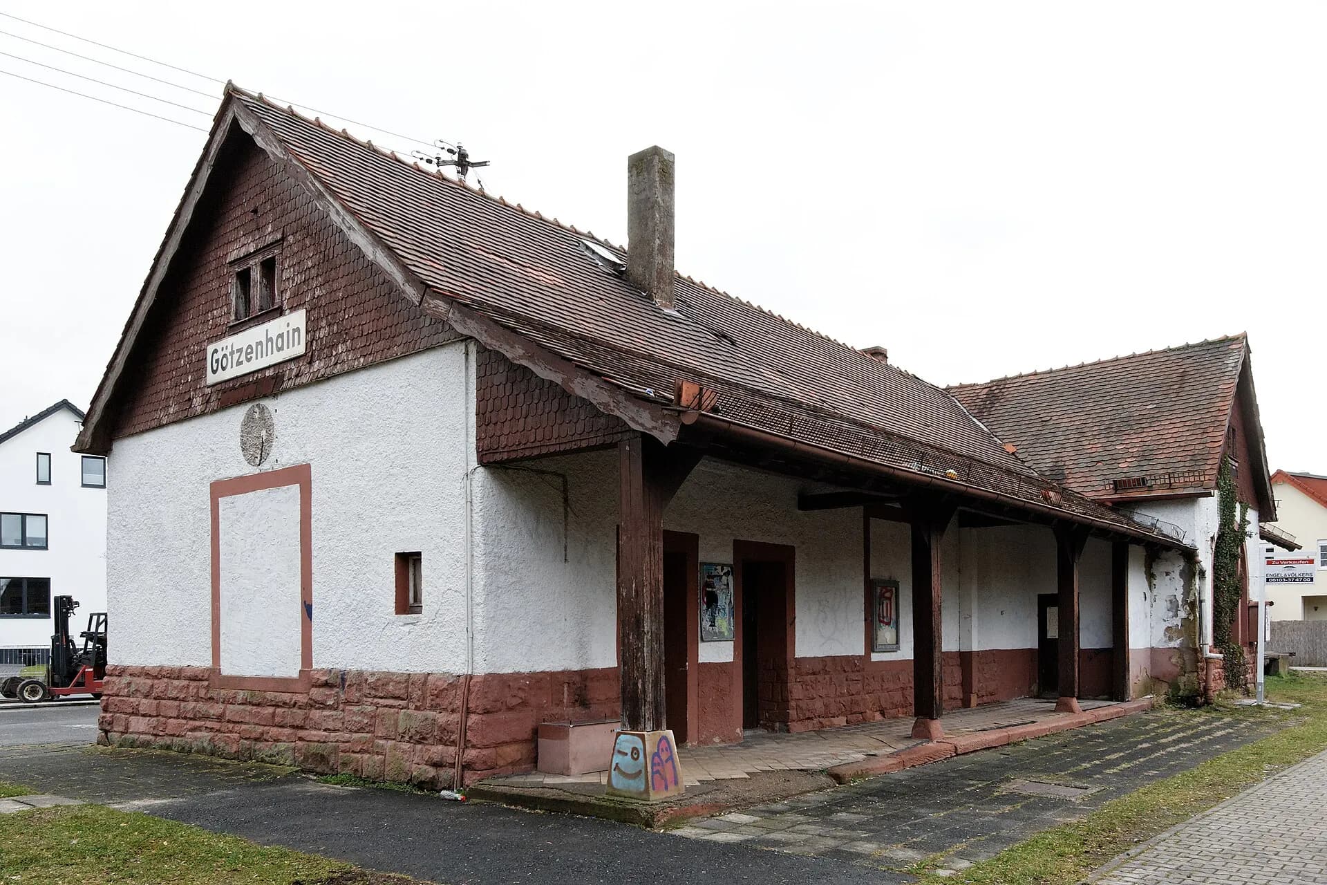Straßenseite des alten Bahnhofsgebäudes in Dreieich-Götzenhain