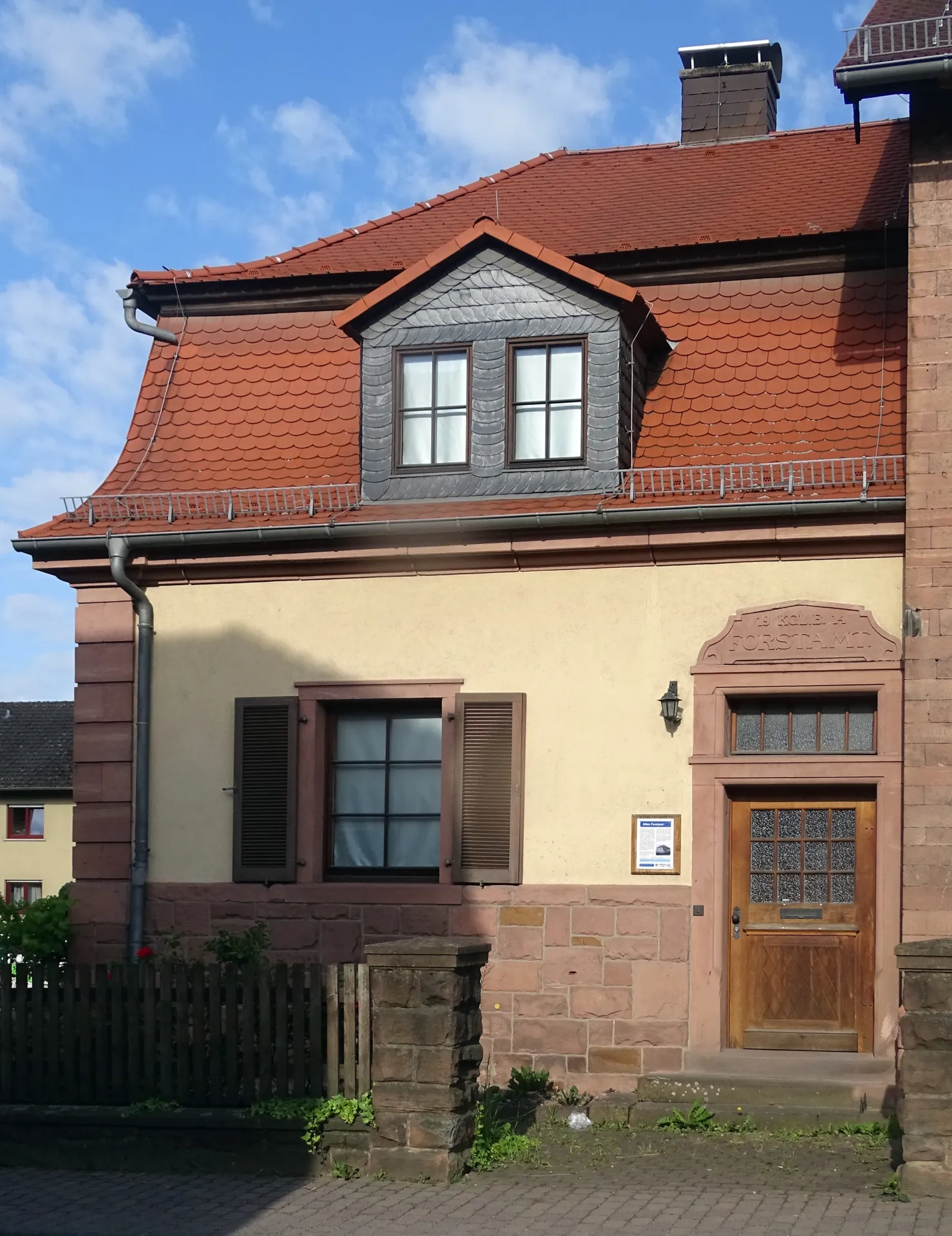 Straßenseite des Alten Forstamts in Schöllkrippen