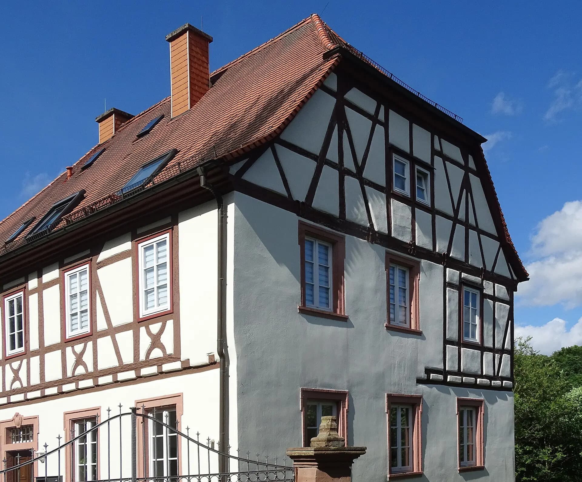 Straßenseite des ehemaligen Pfarrhauses in Krombach