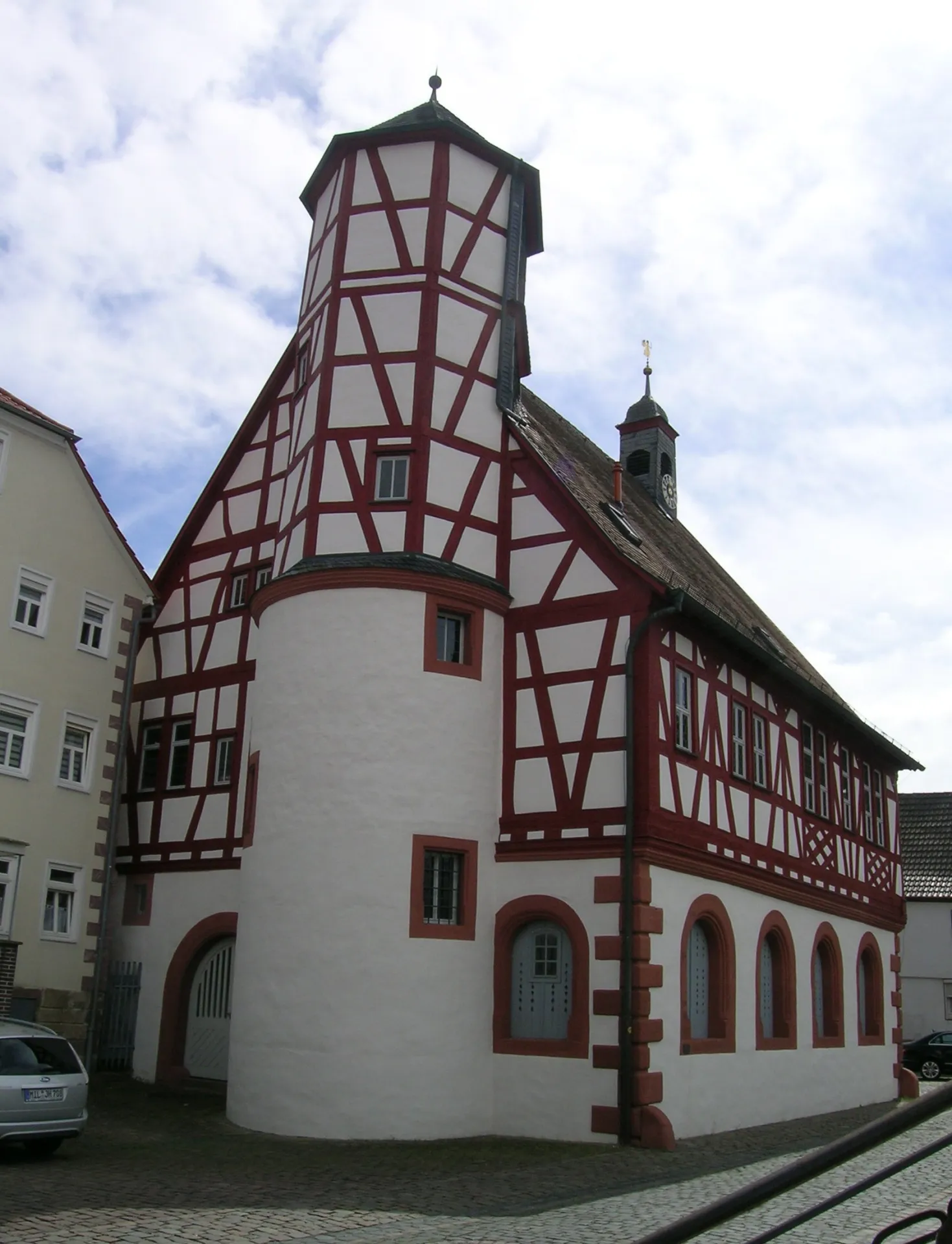 Altes Rathaus mit Treppenturm in Wörth am Main