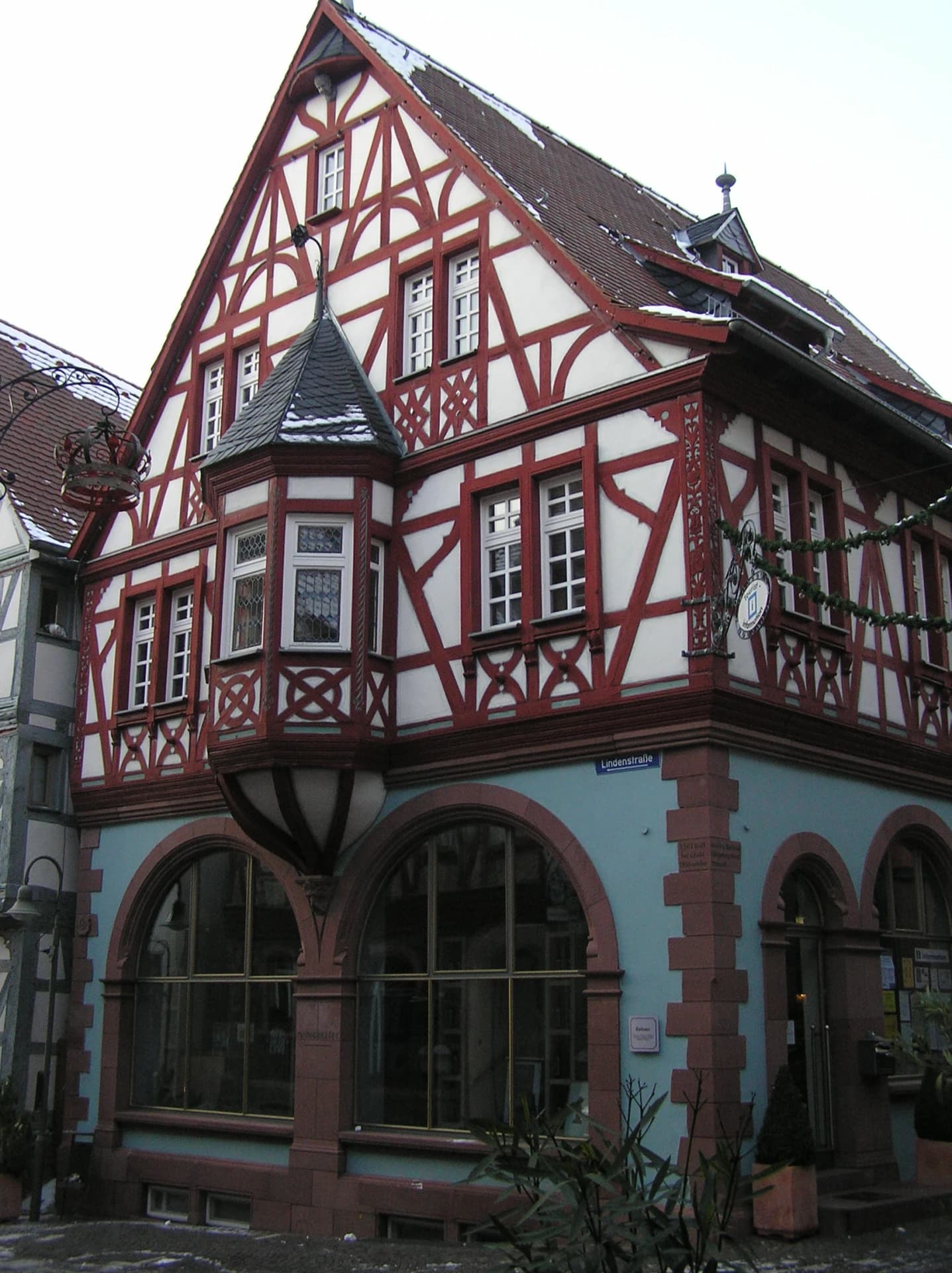 Altes Rathaus im Winter in Klingenberg am Main