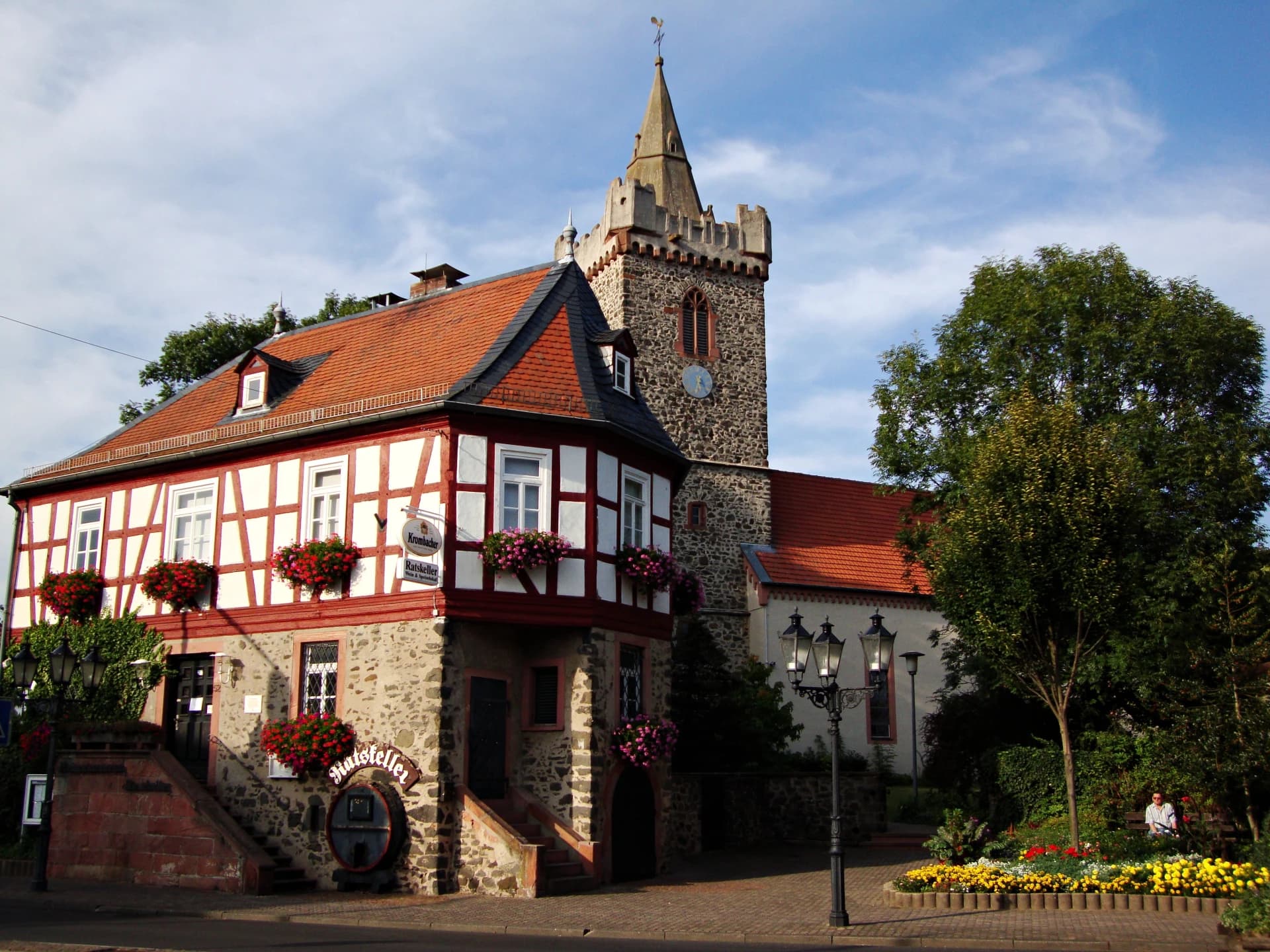Altes Rathaus und Jakobuskirche in Bruchköbel