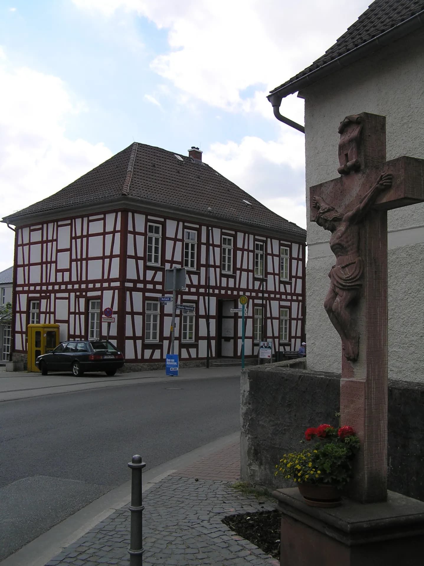 Altes Rathaus mit Wegkreuz in Frankfurt Kalbach-Riedberg