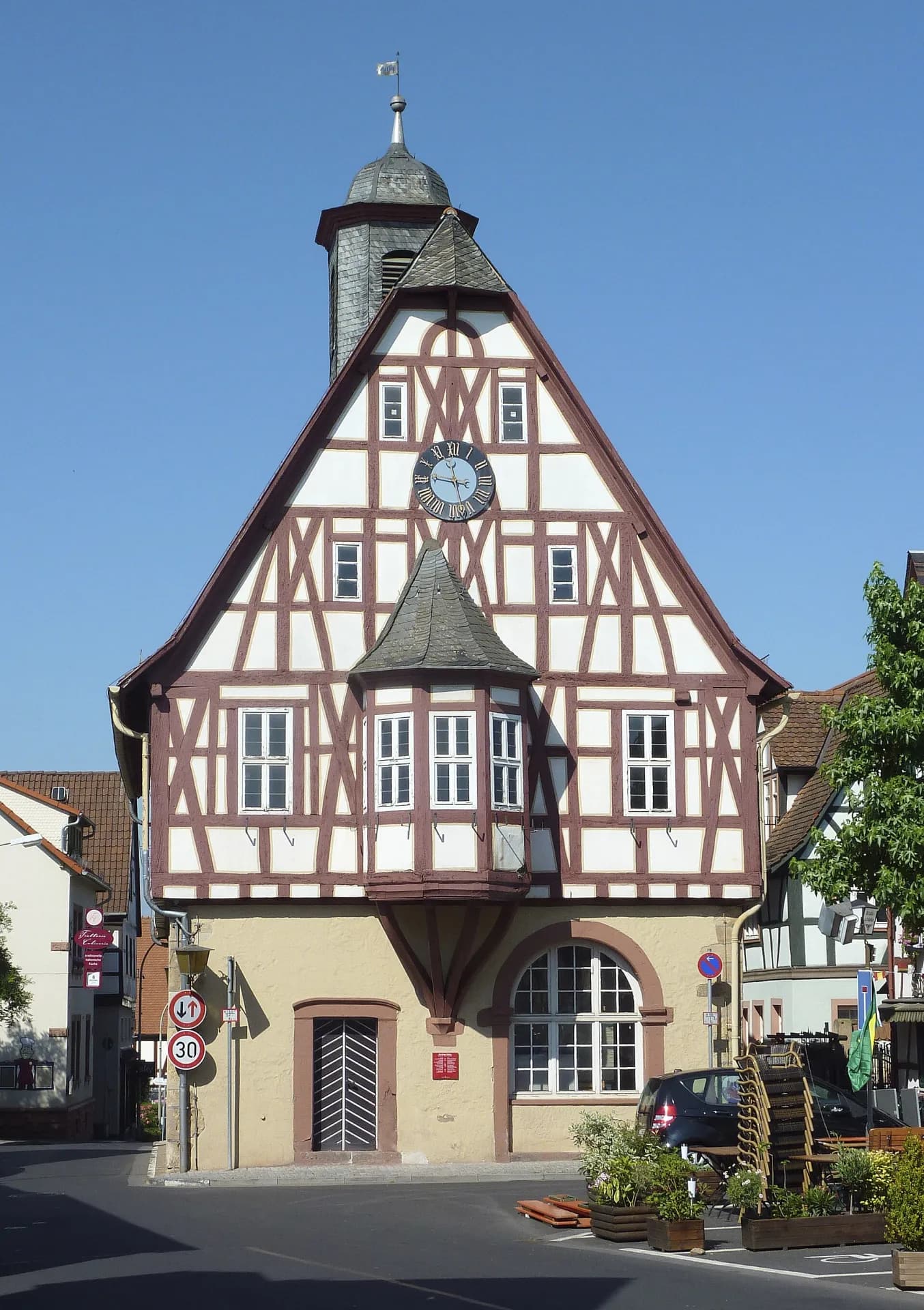 Ostfassade des Alten Berger Rathauses in Frankfurt-Bergen-Enkheim