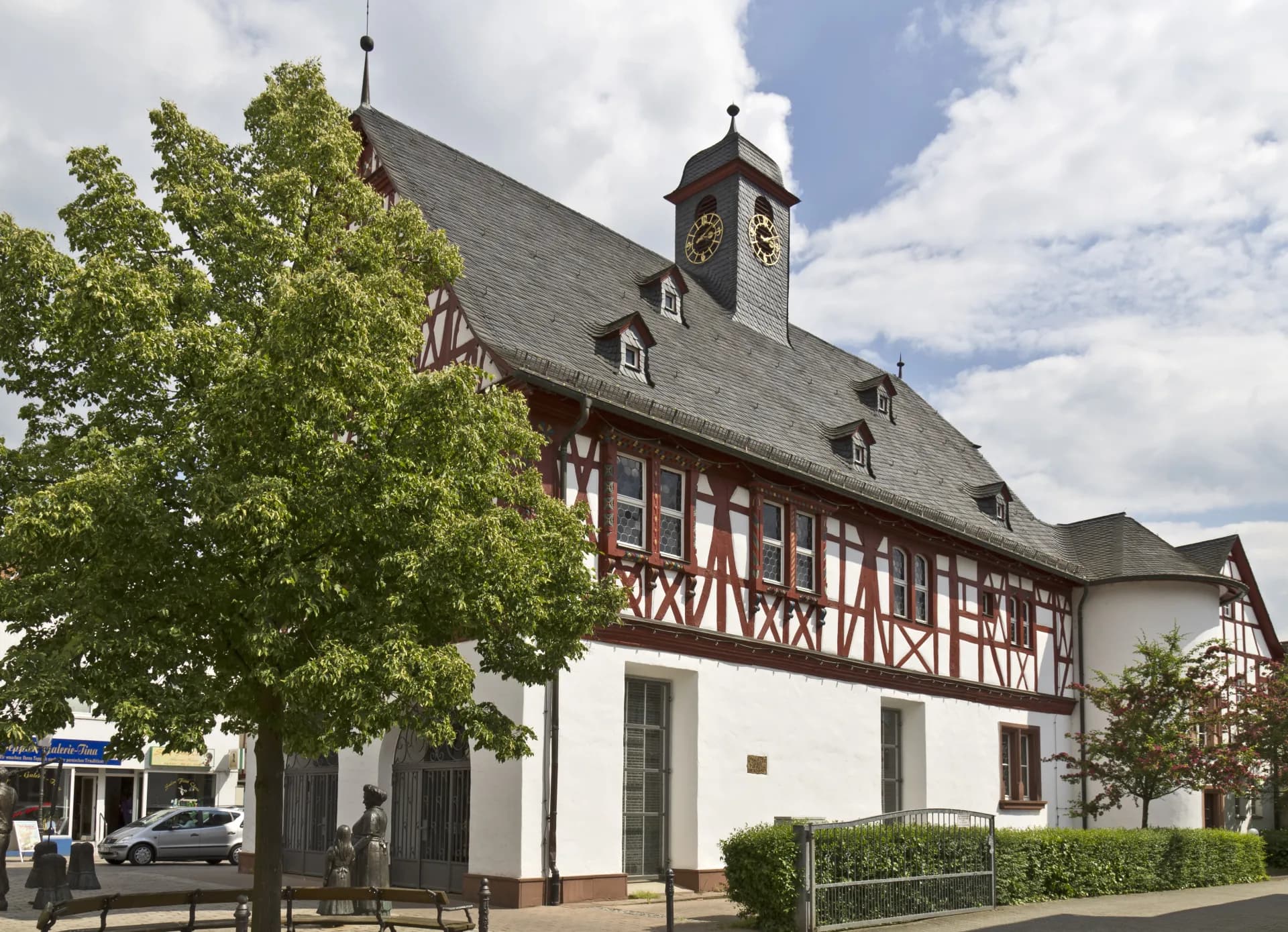 Altes Rathaus in Groß-Gerau mit Baum davor