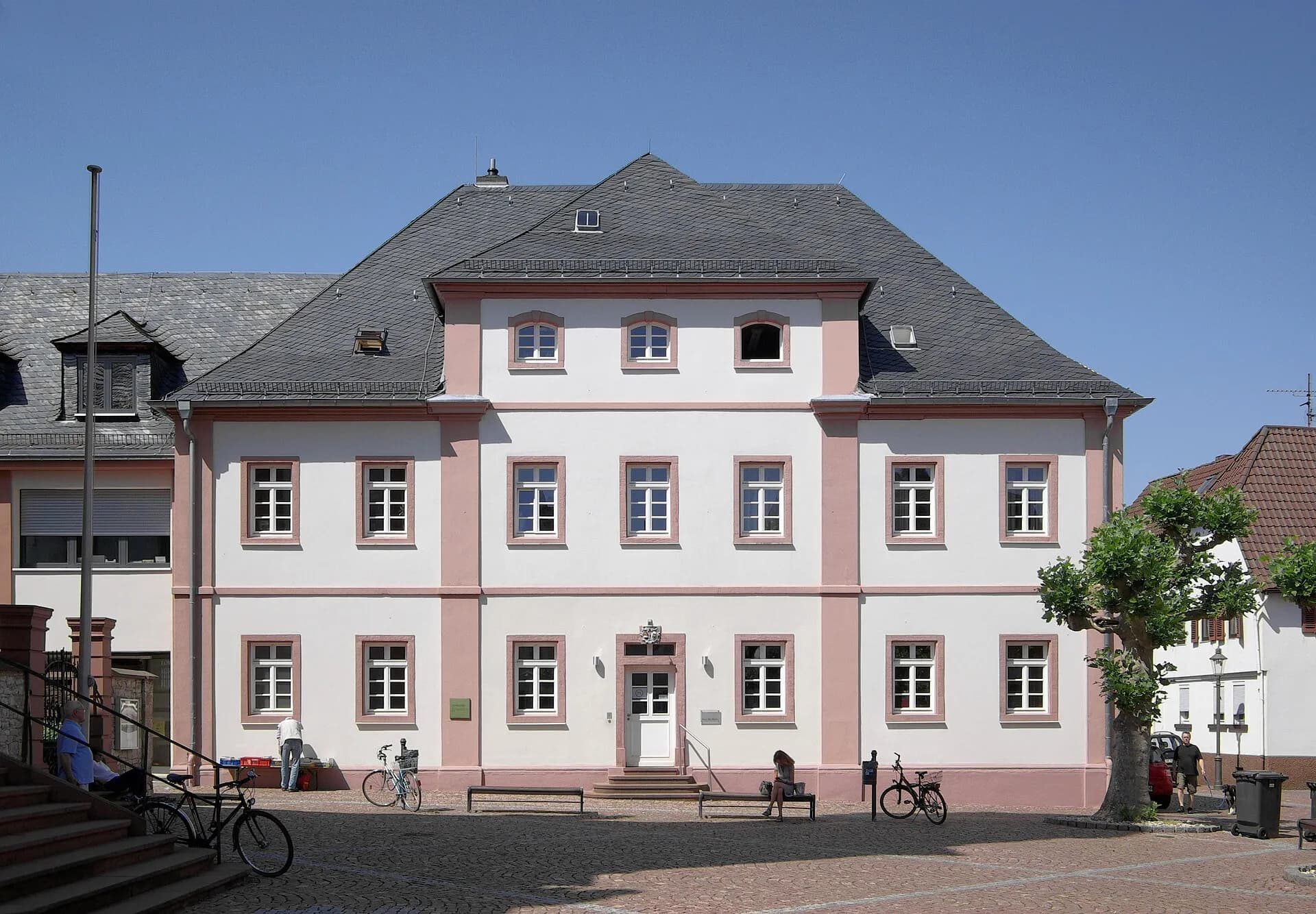 Altes Rathaus am Platz in Heusenstamm