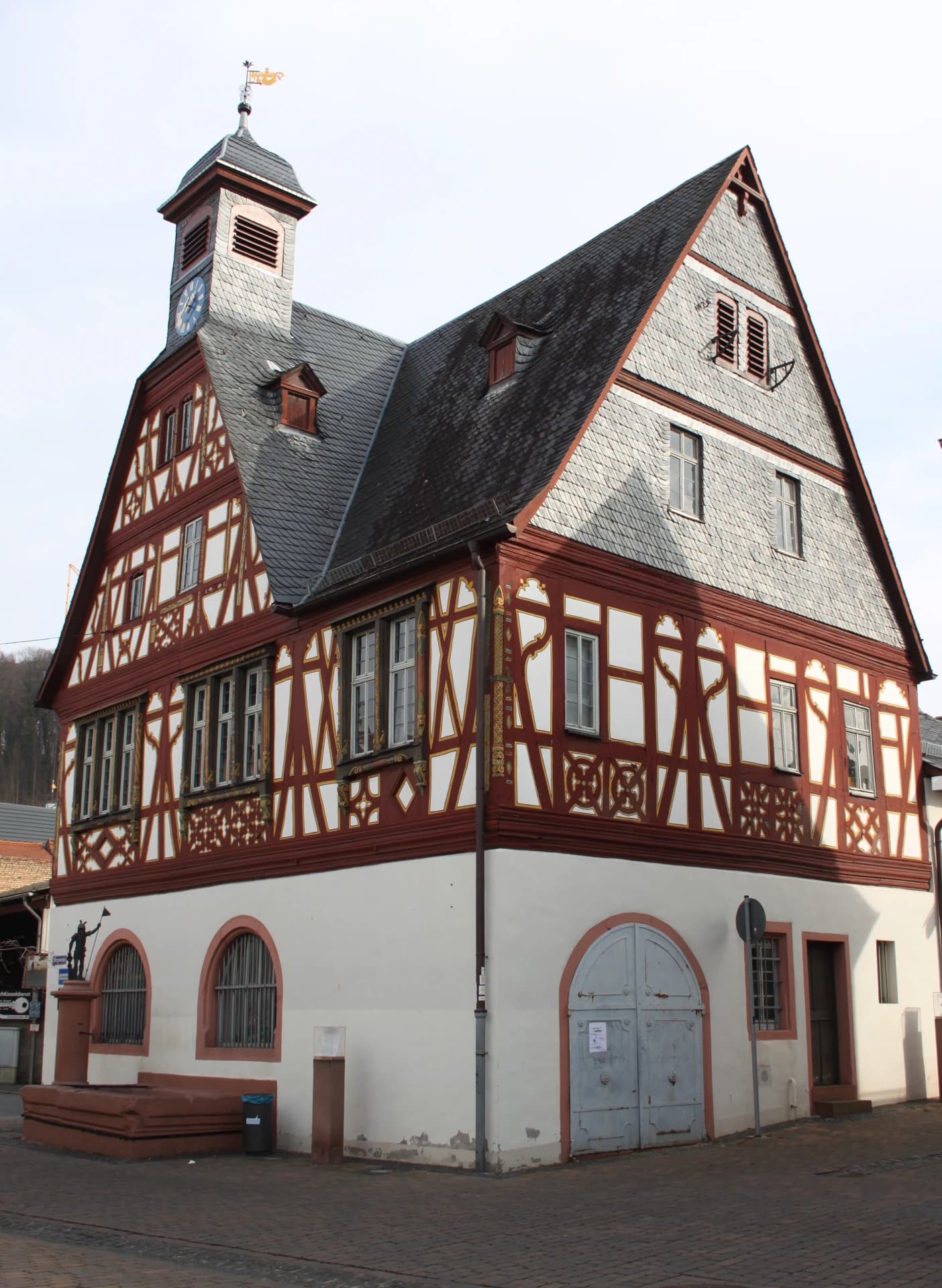 Altes Rathaus im Ortsteil Seeheim im Winter in Seeheim-Jugenheim