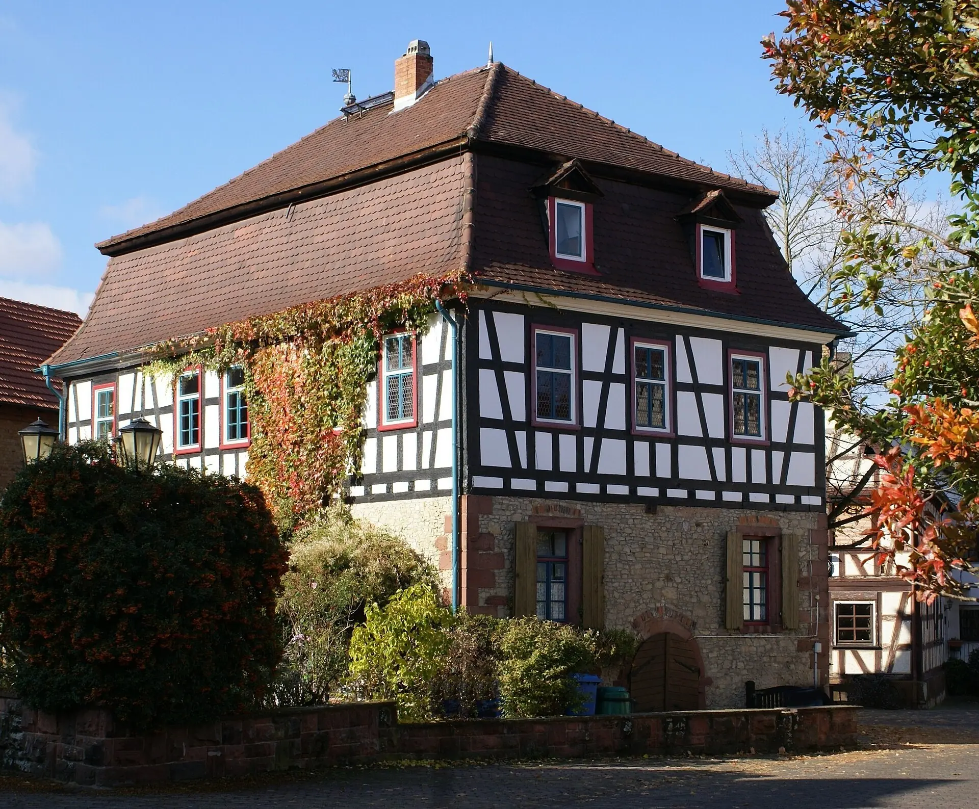 Seitenansicht des Alten Rathauses im Ortsteil Niederrodenbach in Rodenbach