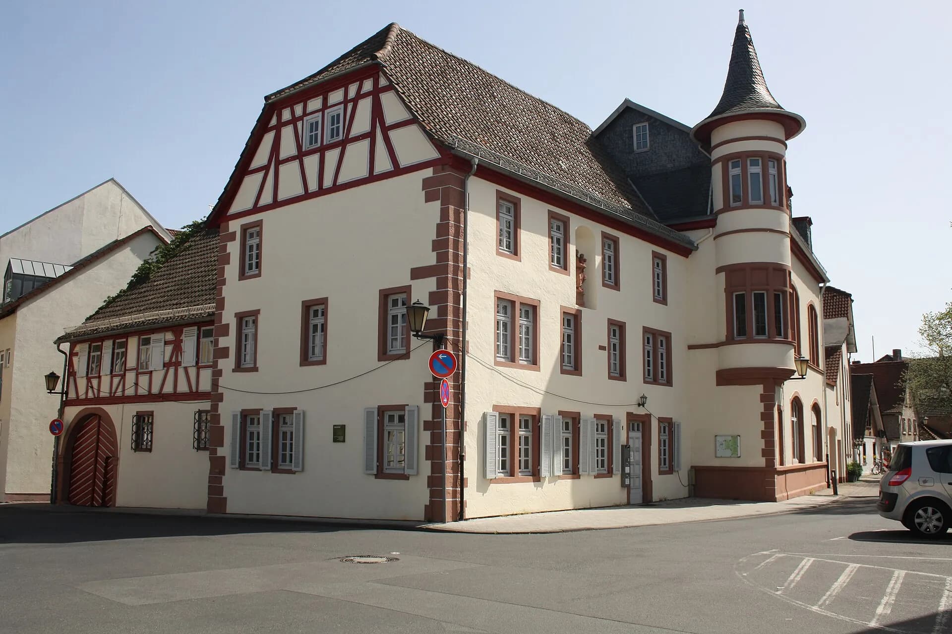 Altes Rathaus von der Straßenseite in Hanau-Großauheim