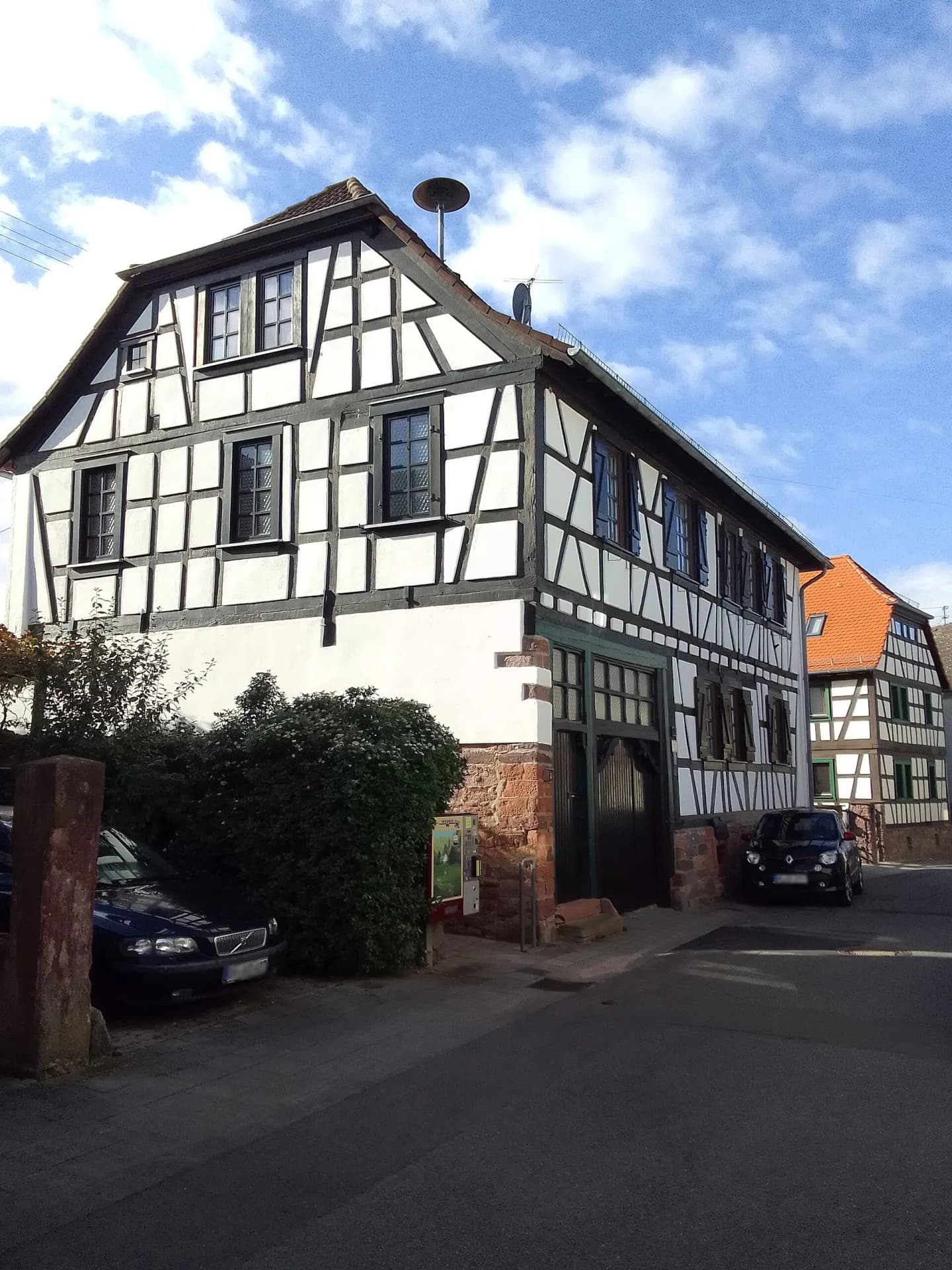 Ehemaliges Rathaus und Schule von der Straße in Dreieich-Offenthal