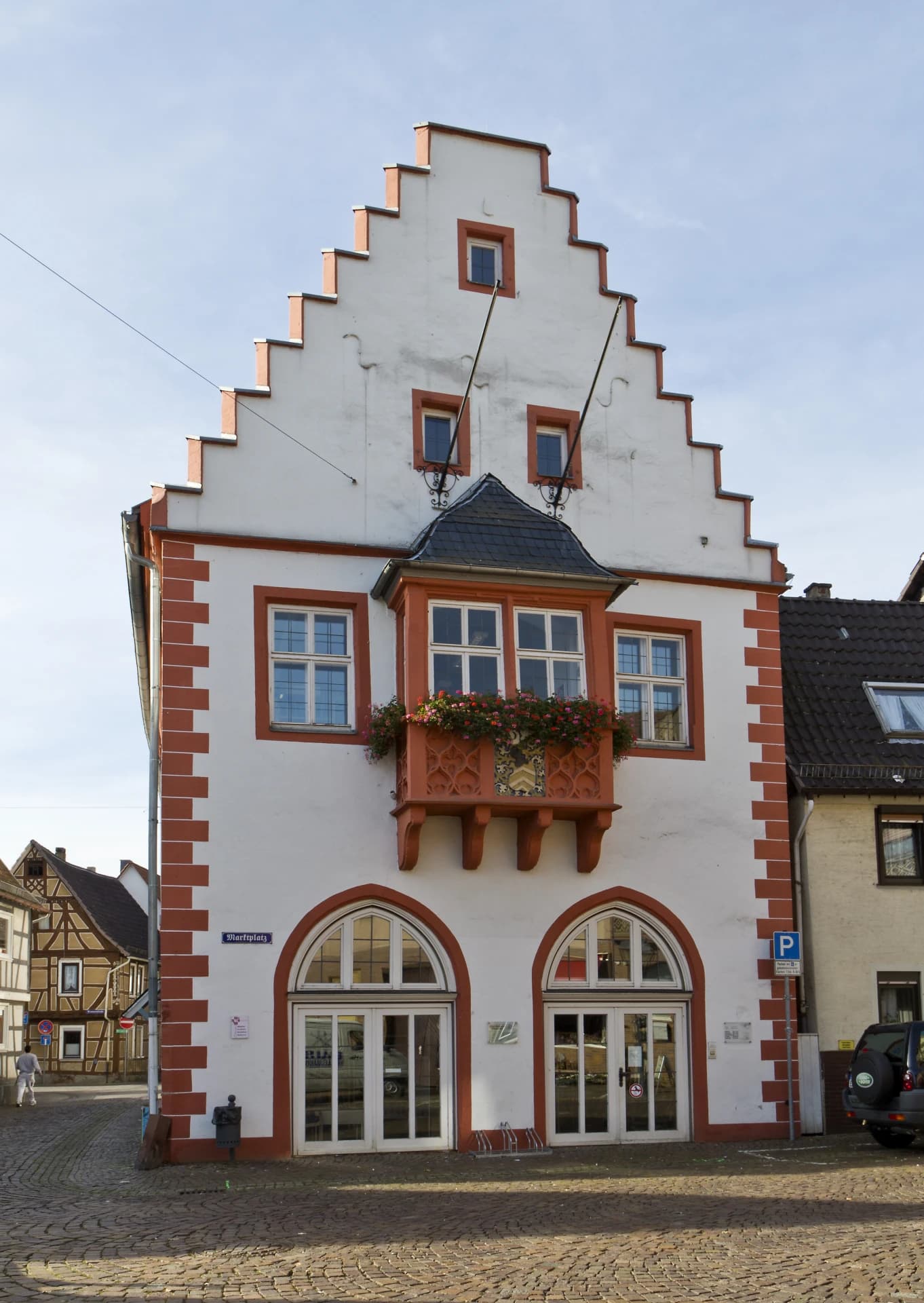 Altes Rathaus mit Treppengiebel am Marktplatz in Nidderau-Windecken