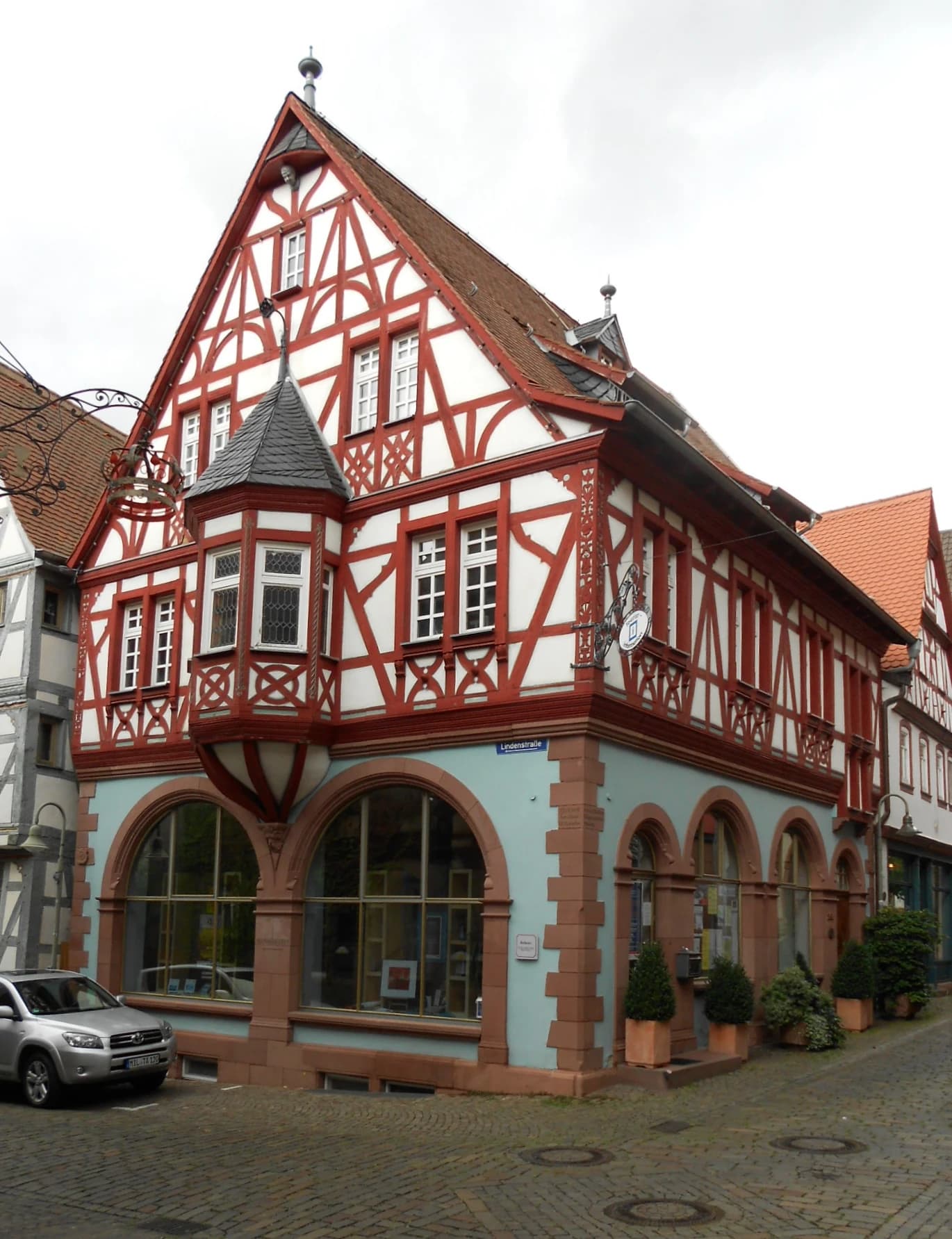 Altes Rathaus mit Fachwerkgiebel und Erker in Klingenberg am Main
