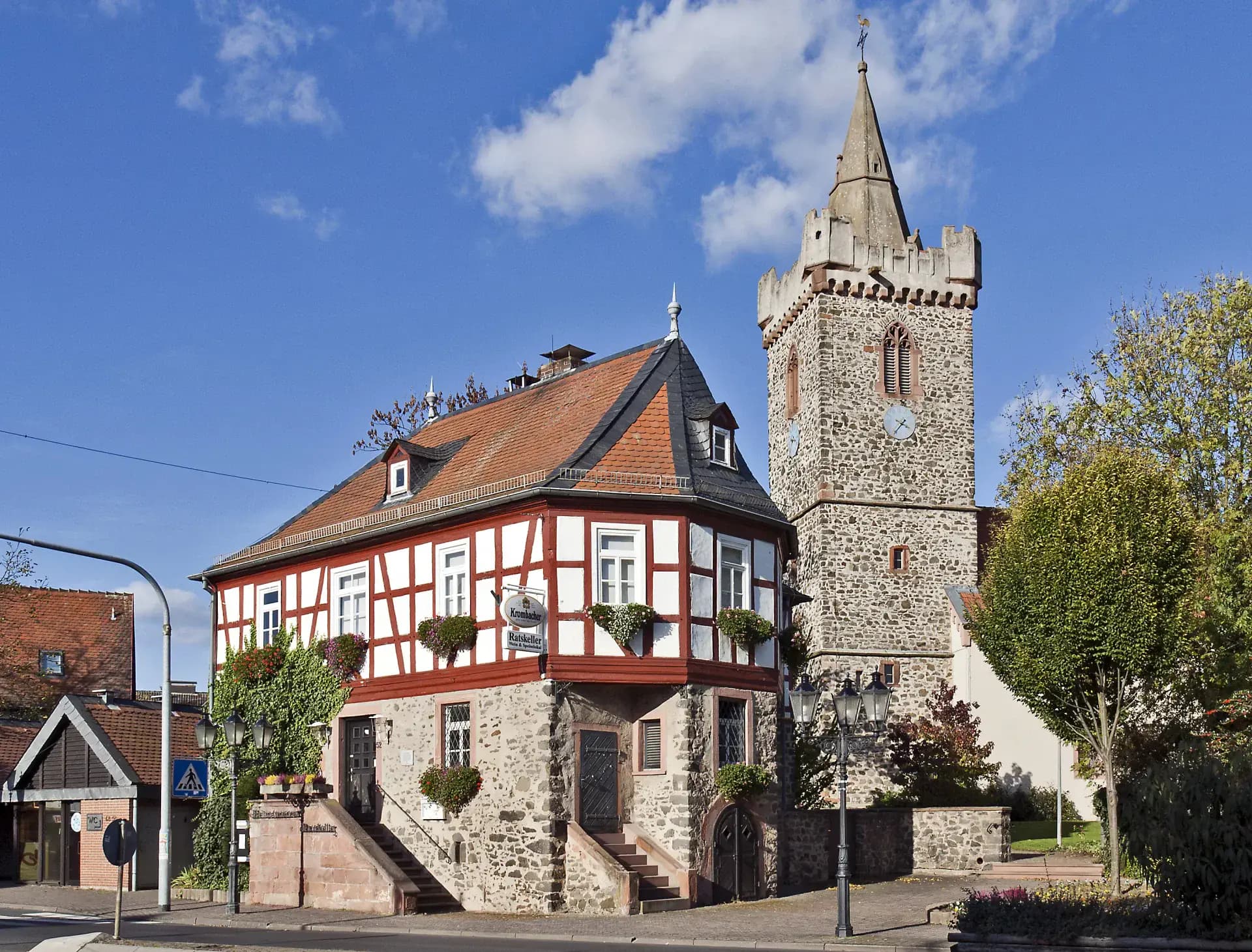 Altes Rathaus mit Jakobuskirche im Herbst in Bruchköbel