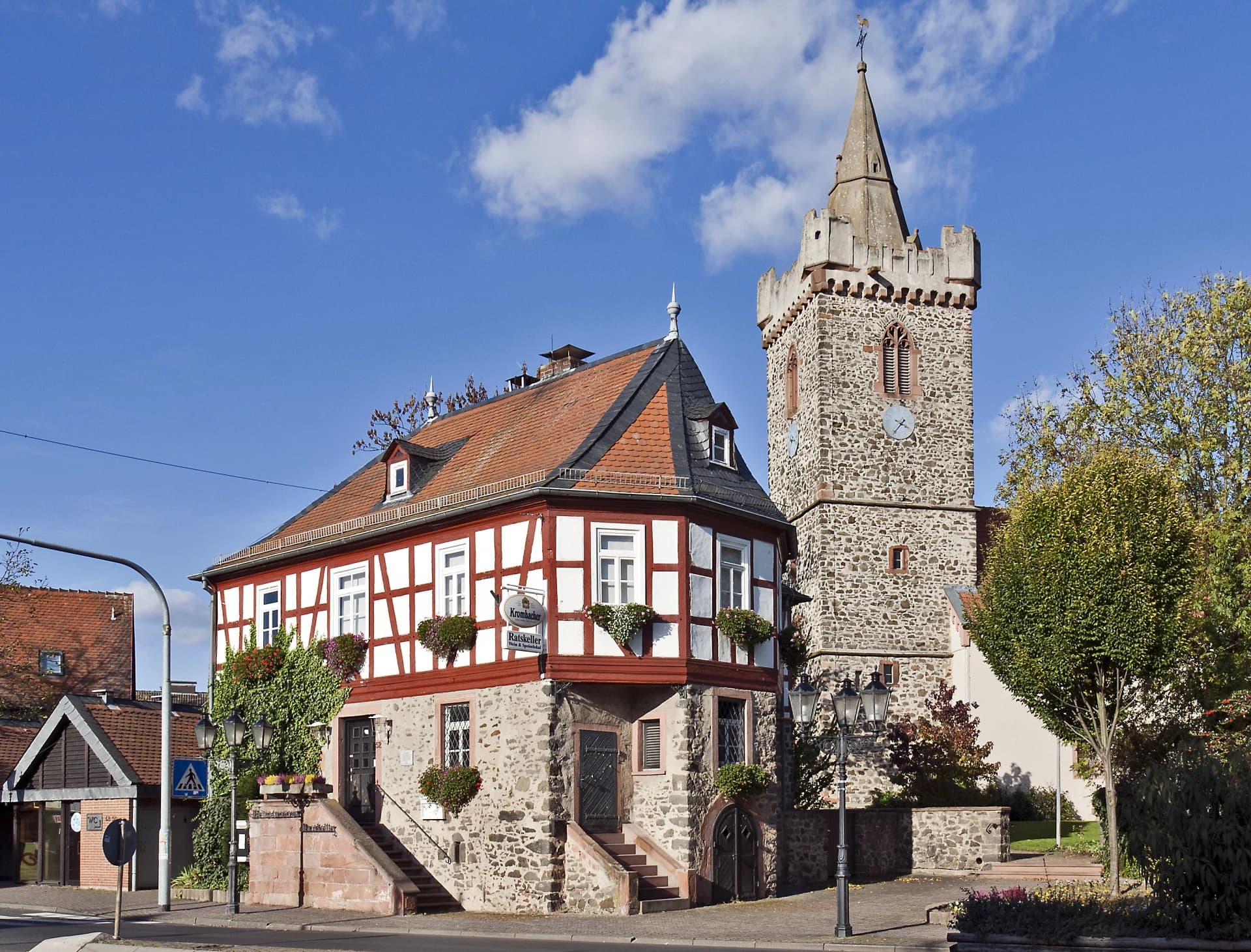 Altes Rathaus mit Jakobuskirche im Herbst in Bruchköbel