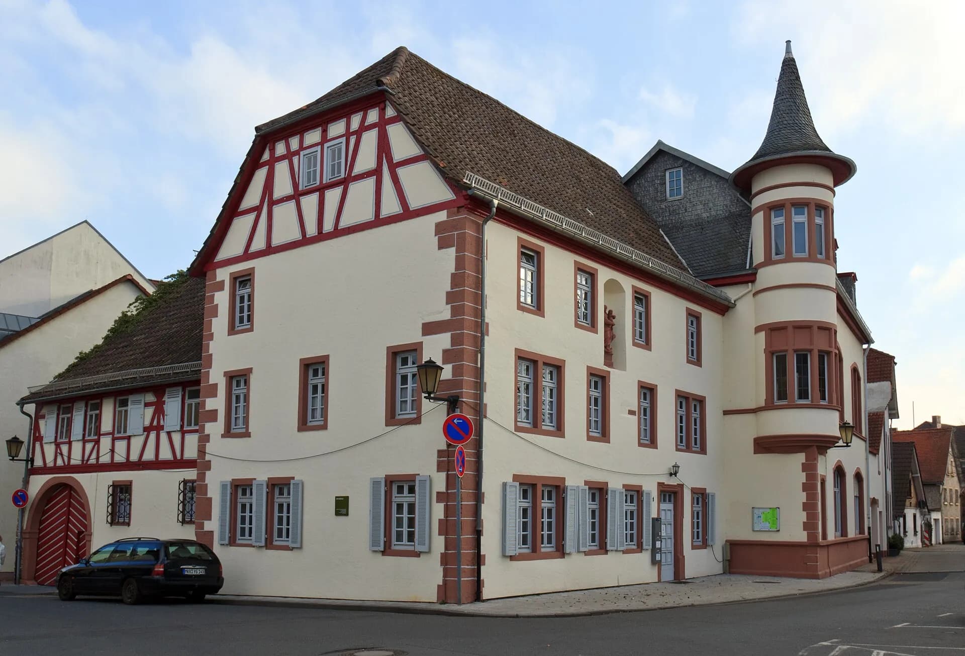 Altes Rathaus mit Fachwerkgiebel in Hanau-Großauheim
