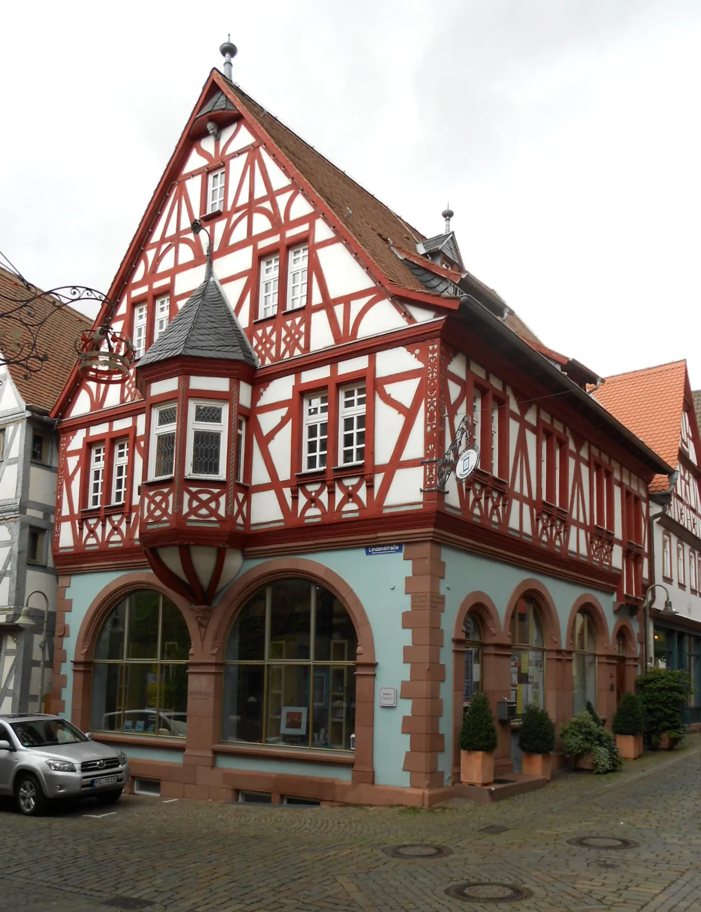 Altes Rathaus mit Fachwerkgiebel und Erker in Klingenberg am Main