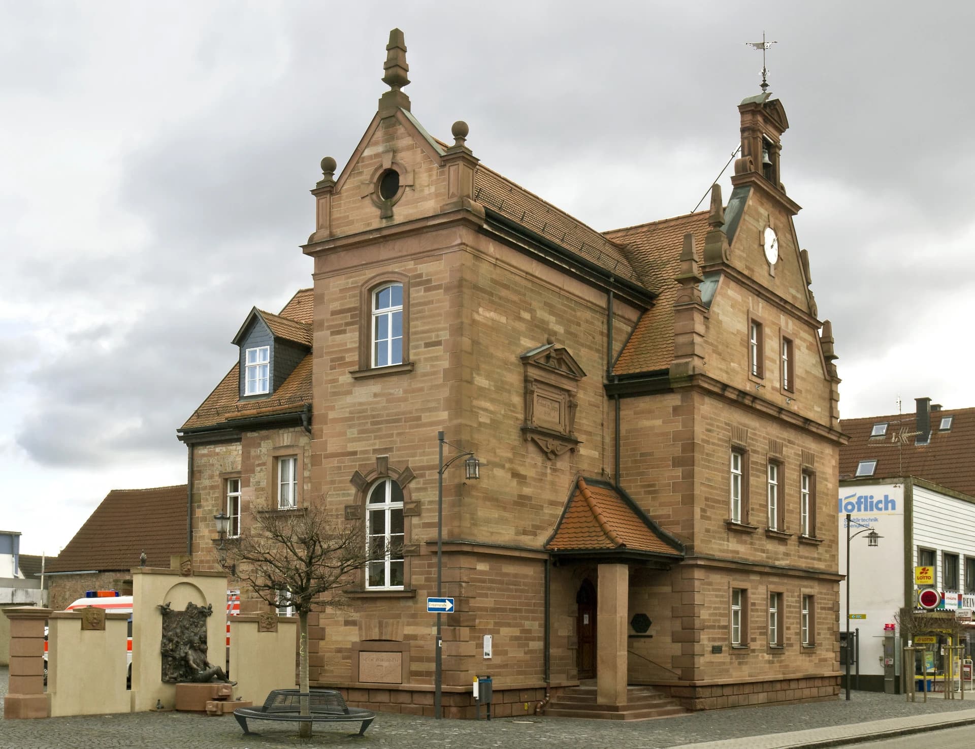 Altes Rathaus aus rotem Sandstein in Großostheim